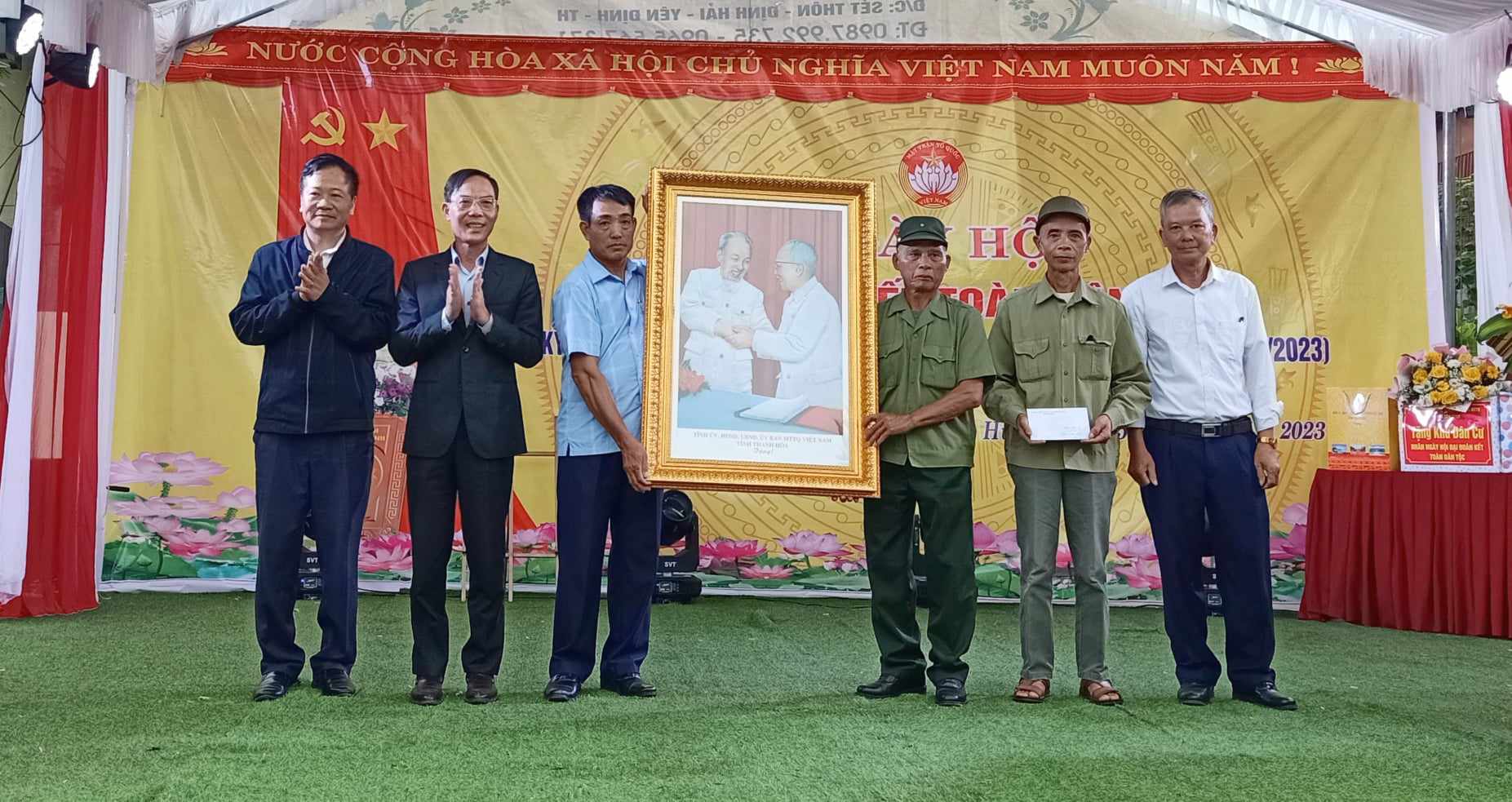 Đồng chí Đầu Thanh Tùng, Phó Chủ tịch UBND tỉnh tặng bức ảnh Chủ tịch Hồ Chí Minh bắt tay bác Tôn Đức Thắng cho cán bộ và Nhân dân thôn Đồng Tình.