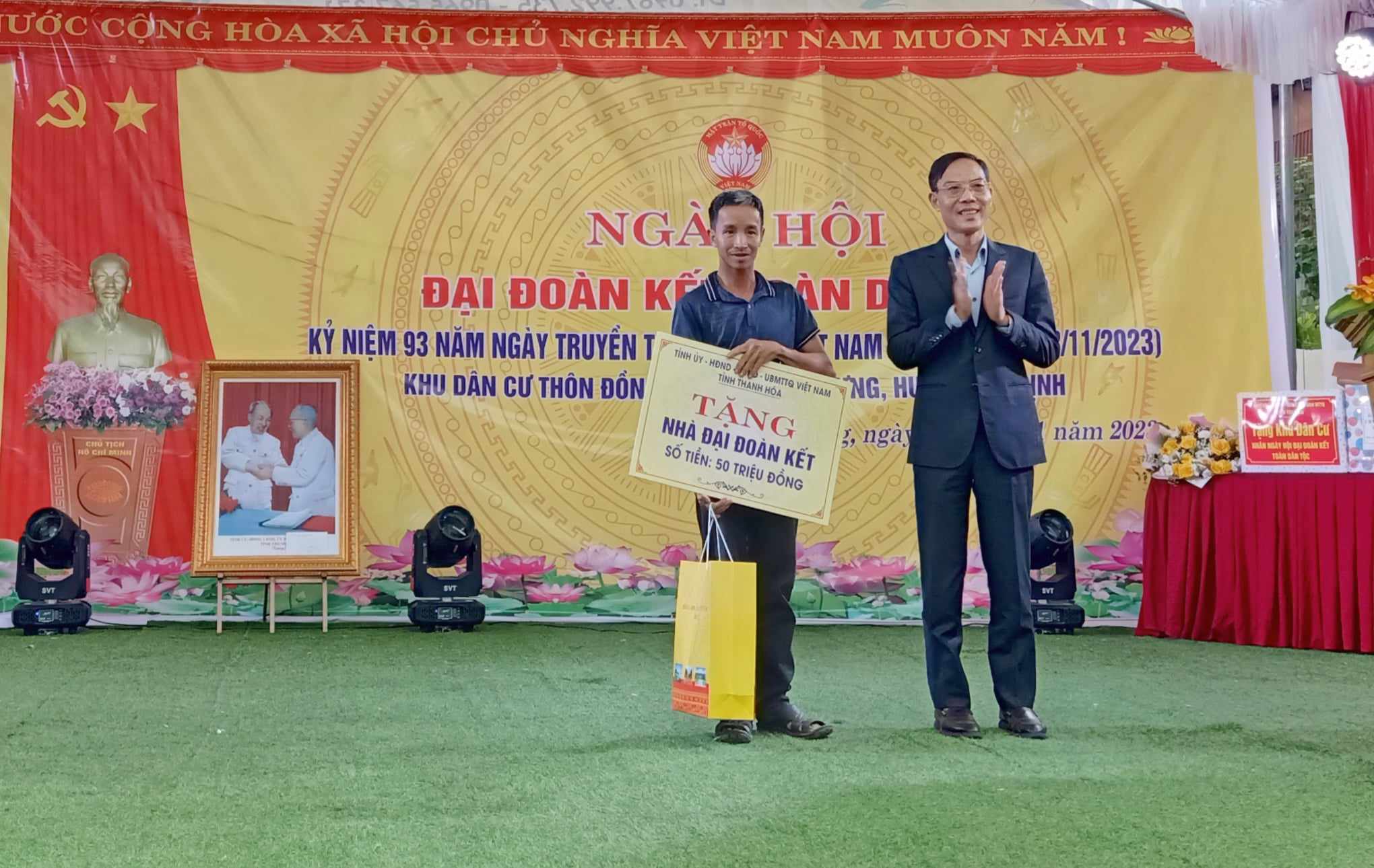 Đồng chí Đầu Thanh Tùng, Phó Chủ tịch UBND tỉnh trao tặng 50 triệu đồng hỗ trợ xây dựng Nhà đại đoàn kết cho gia đình ông Nguyễn Văn Định.