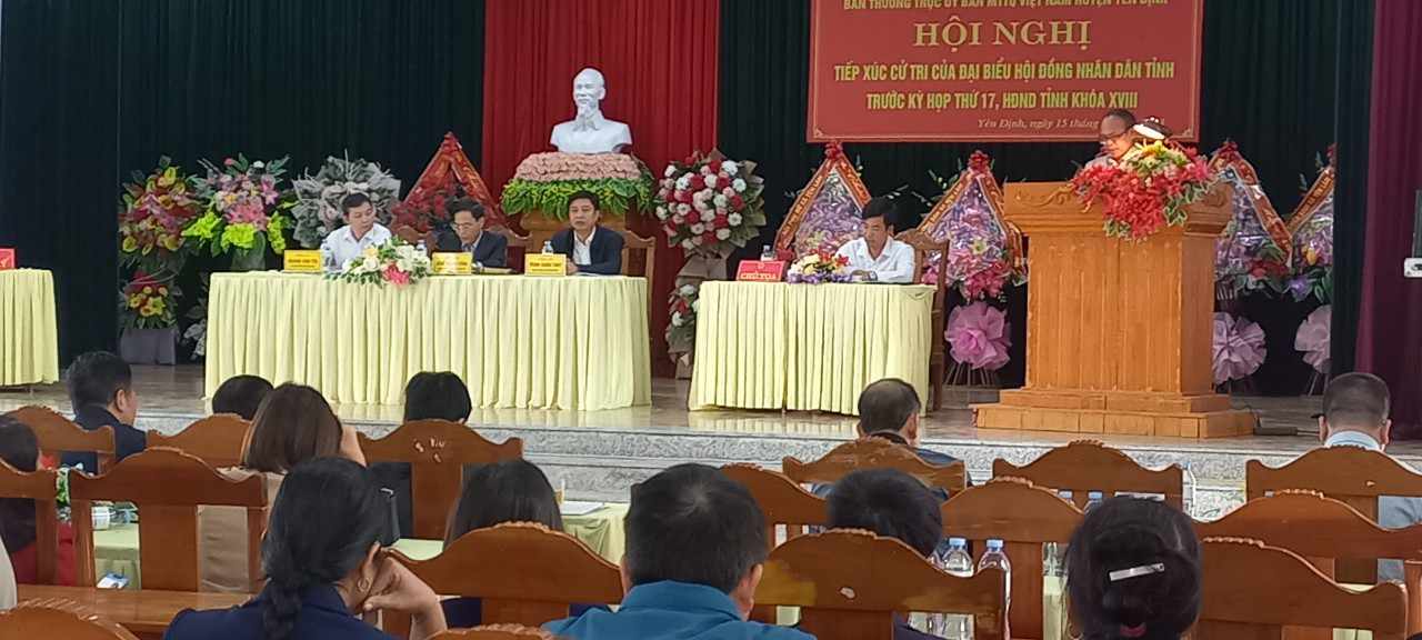 Toàn cảnh hội nghị tiếp xúc cử tri.