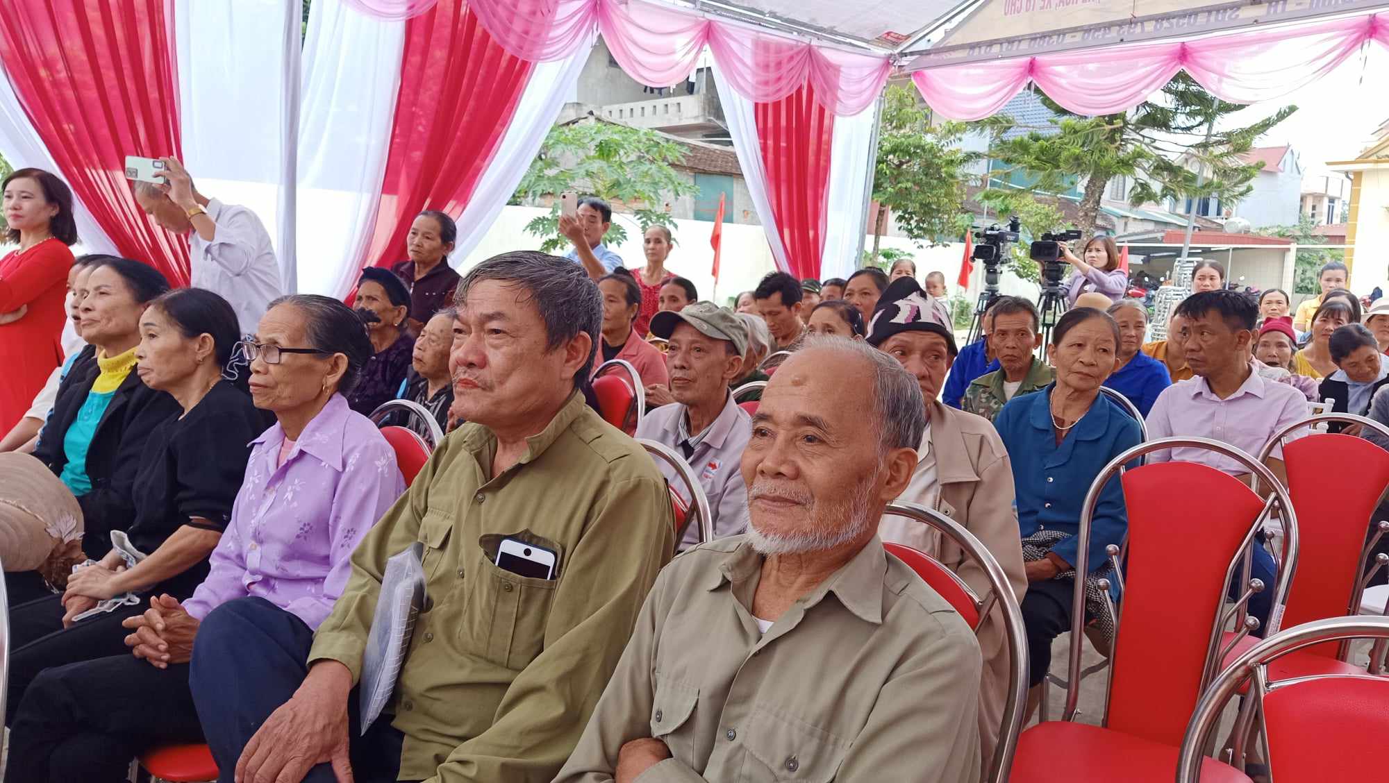 Một số hình ảnh Bà con nhân dân trong thôn phấn khởi về dự tại Ngày hội.