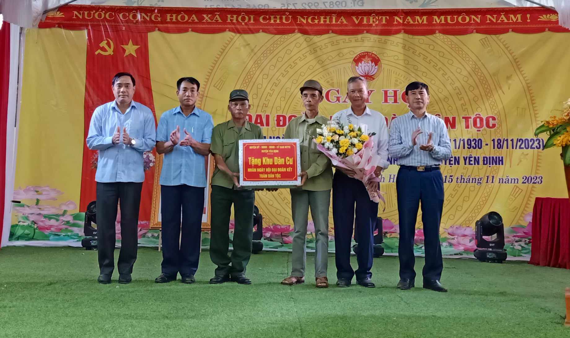Nhân dịp này, đồng chí Vũ Ngọc Thưởng, Phó Bí Thư Thường trực huyện ủy, Chủ Tịch HĐND huyện và đồng chí Lê Đức Thọ, TVHU, Trưởng Ban dân vận, Chủ Tịch UBMTTQ huyện tặng hoa, quà cho cán bộ và nhân dân thôn Đồng Tình.