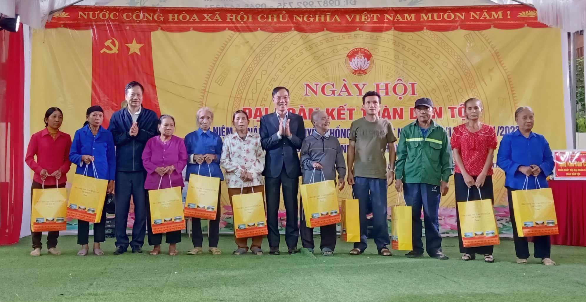 Đồng chí Đầu Thanh Tùng, Phó Chủ tịch UBND tỉnh tặng quà cho các gia đình chính sách, gia đình có hoàn cảnh khó khăn trong thôn.
