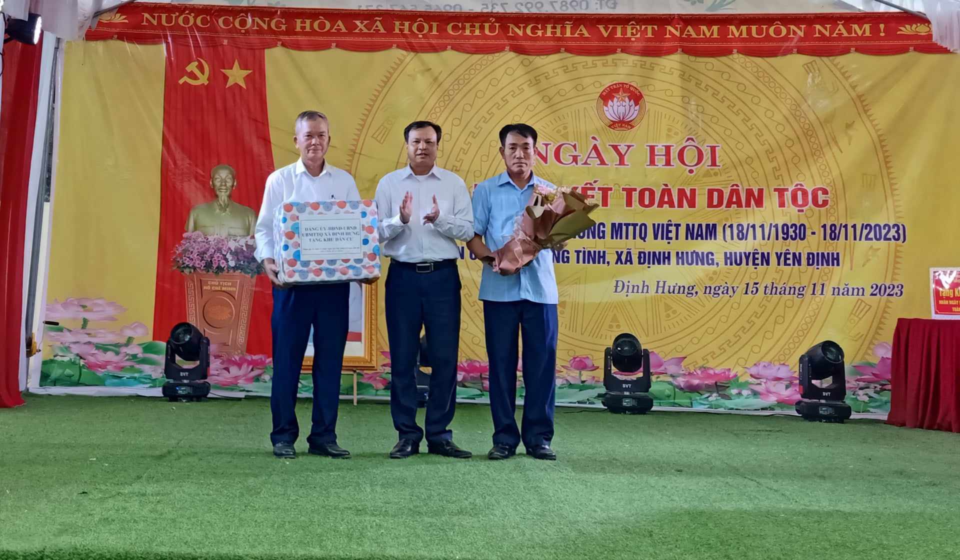 Lãnh đạo địa phương trao quà và khen thưởng chúc mừng tại Ngày hội.