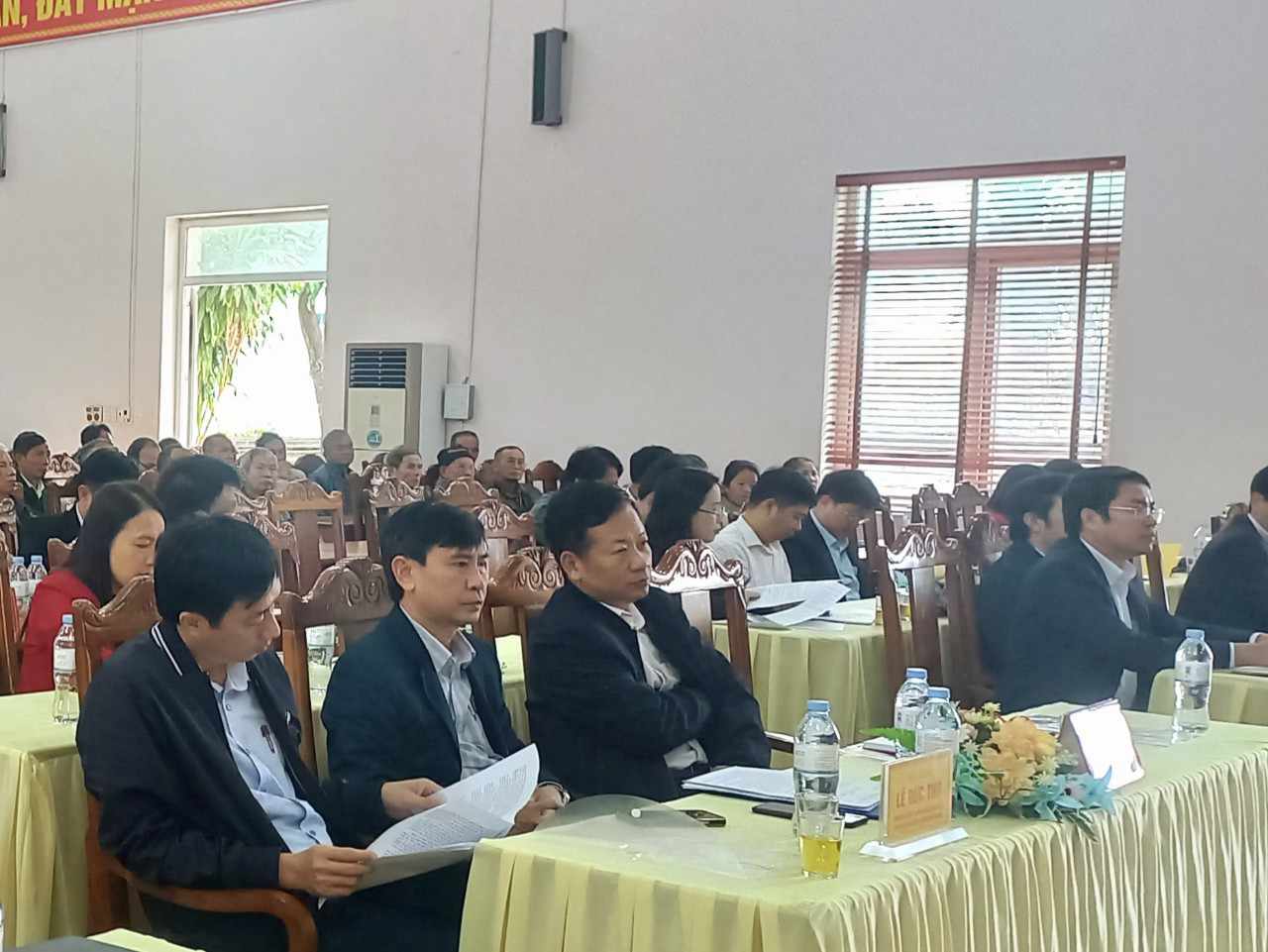 Đại biểu tham dự hội nghị tiếp xúc cử tri.