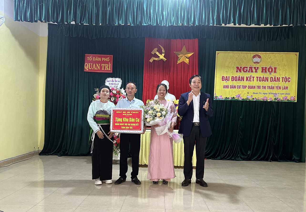 Đồng chí Trịnh Văn Thể, Ủy viên BTV Huyện ủy, Phó Chủ Tịch HĐND huyện tặng hoa, quà cho cán bộ và nhân dân tổ dân phố Quan Trì.