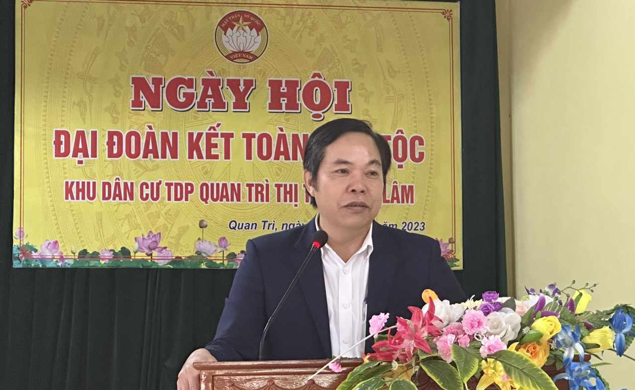 Đồng chí Trịnh Văn Thể, Ủy viên BTV Huyện ủy, Phó Chủ Tịch HĐND huyện phát biểu chung vui tại ngày hội.