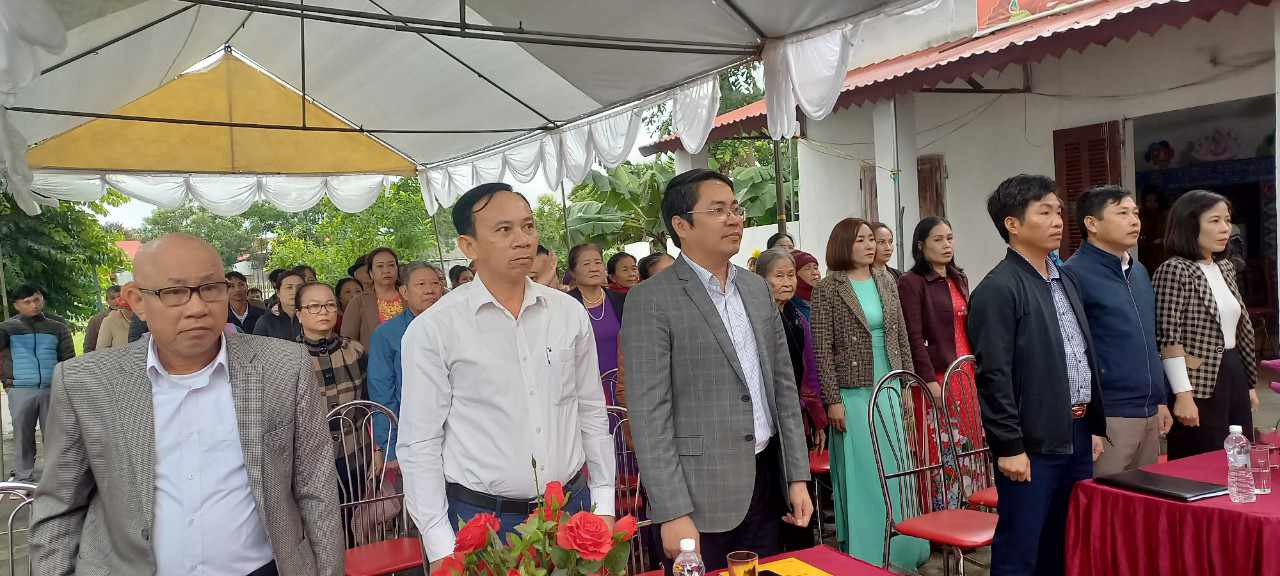 Các đại biểu thực hiện nghi lễ chào cờ tại Ngày hội.
