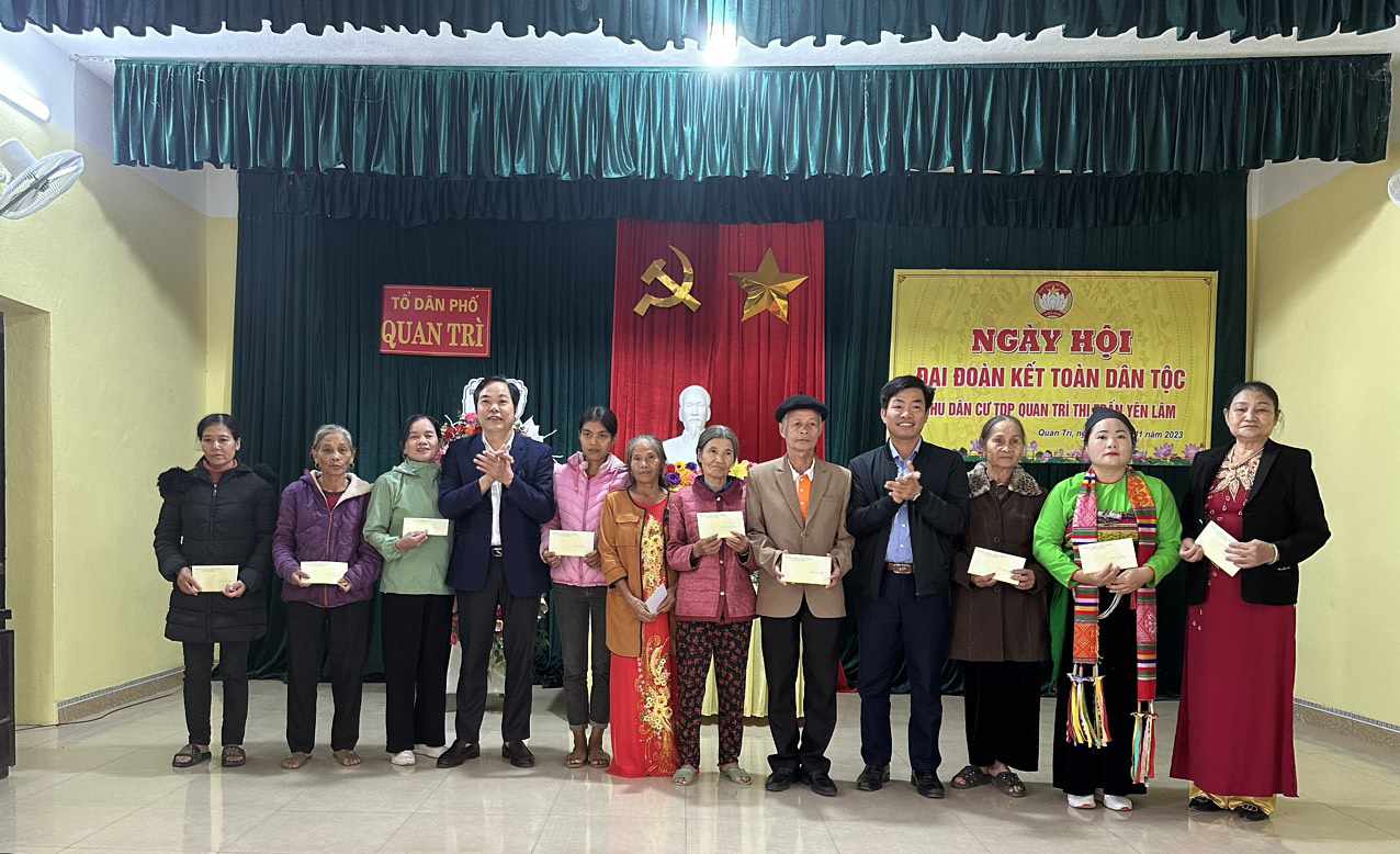 Đồng chí Trịnh Văn Thể, Ủy viên BTV Huyện ủy, Phó Chủ Tịch HĐND huyện tặng quà cho các gia đình chính sách, gia đình có hoàn cảnh khó khăn tổ dân phố.