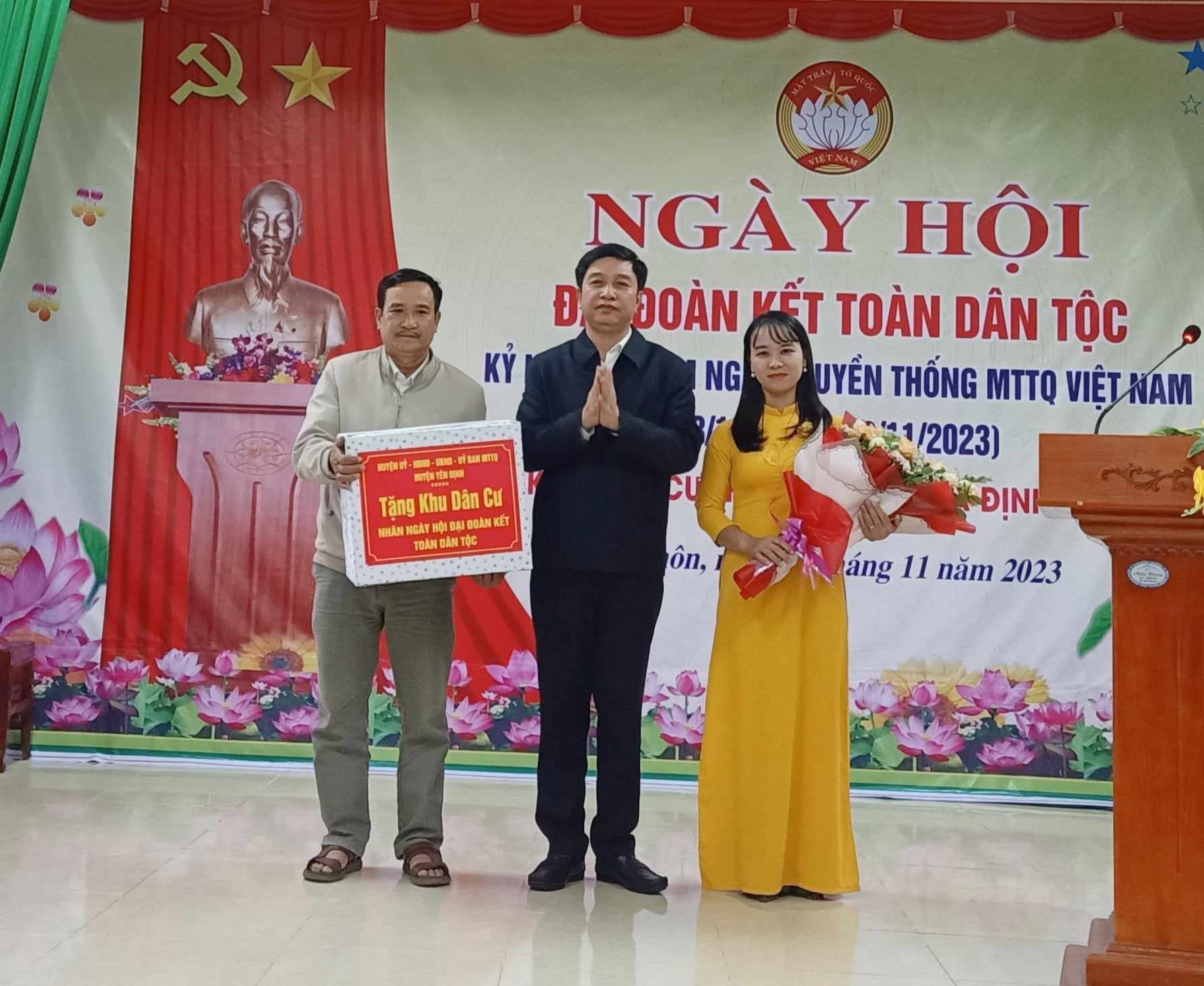 Đồng chí Trịnh Xuân Thúy, TUV, Bí Thư Huyện, phát biểu chung vui tại ngày hội và trao cho cán bộ, Nhân dân thôn Là Thôn.