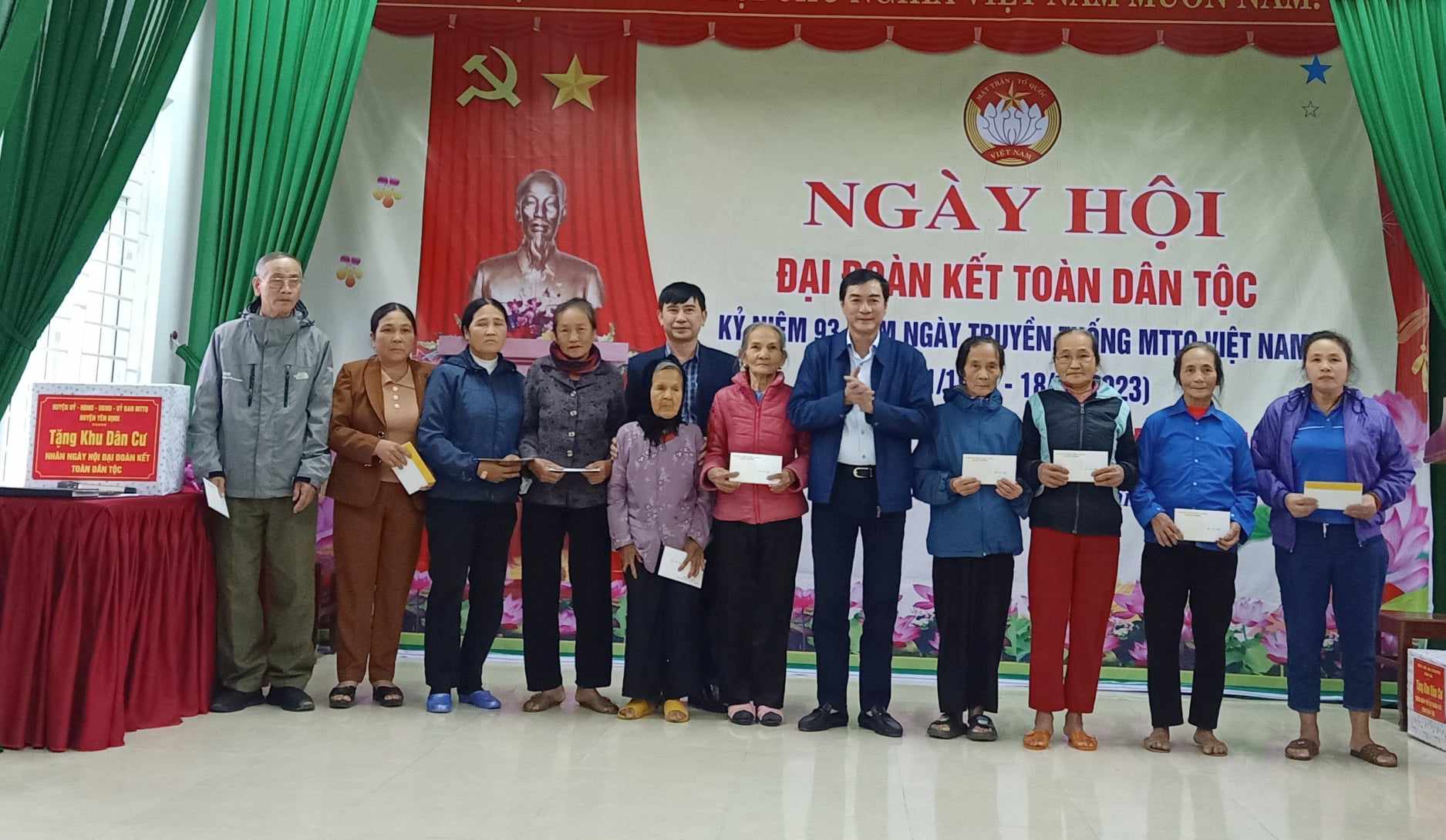 Đồng chí Nguyễn Văn Bình, Ủy viên Ban Thường vụ Huyện ủy, Phó Chủ Tịch UBND huyện và đồng chí Lê Đức Thọ, Ủy viên Ban Thường vụ Huyện ủy, Trưởng Ban Dân vận, Chủ Tịch UBMTTQ huyện, trao quà cho hộ gia đình có hoàn cảnh khó khăn.