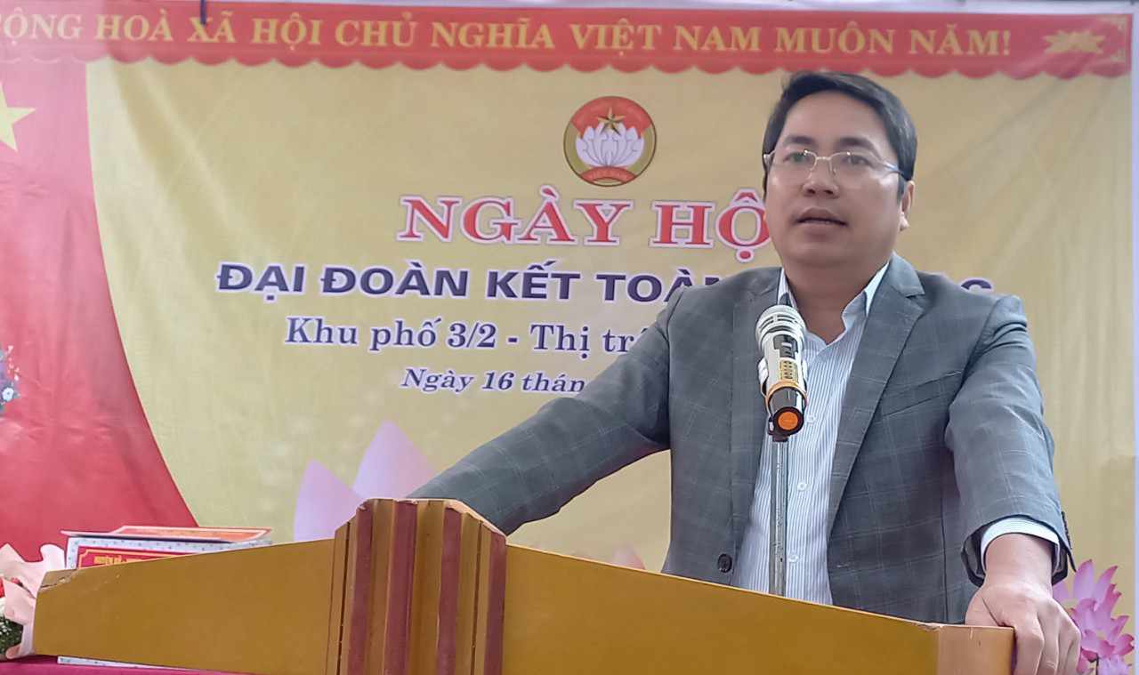 Đồng chí Phạm Tiến Dũng, Phó Bí thư Huyện ủy, Chủ tịch UBND huyện, phát biểu chung vui tại ngày hội