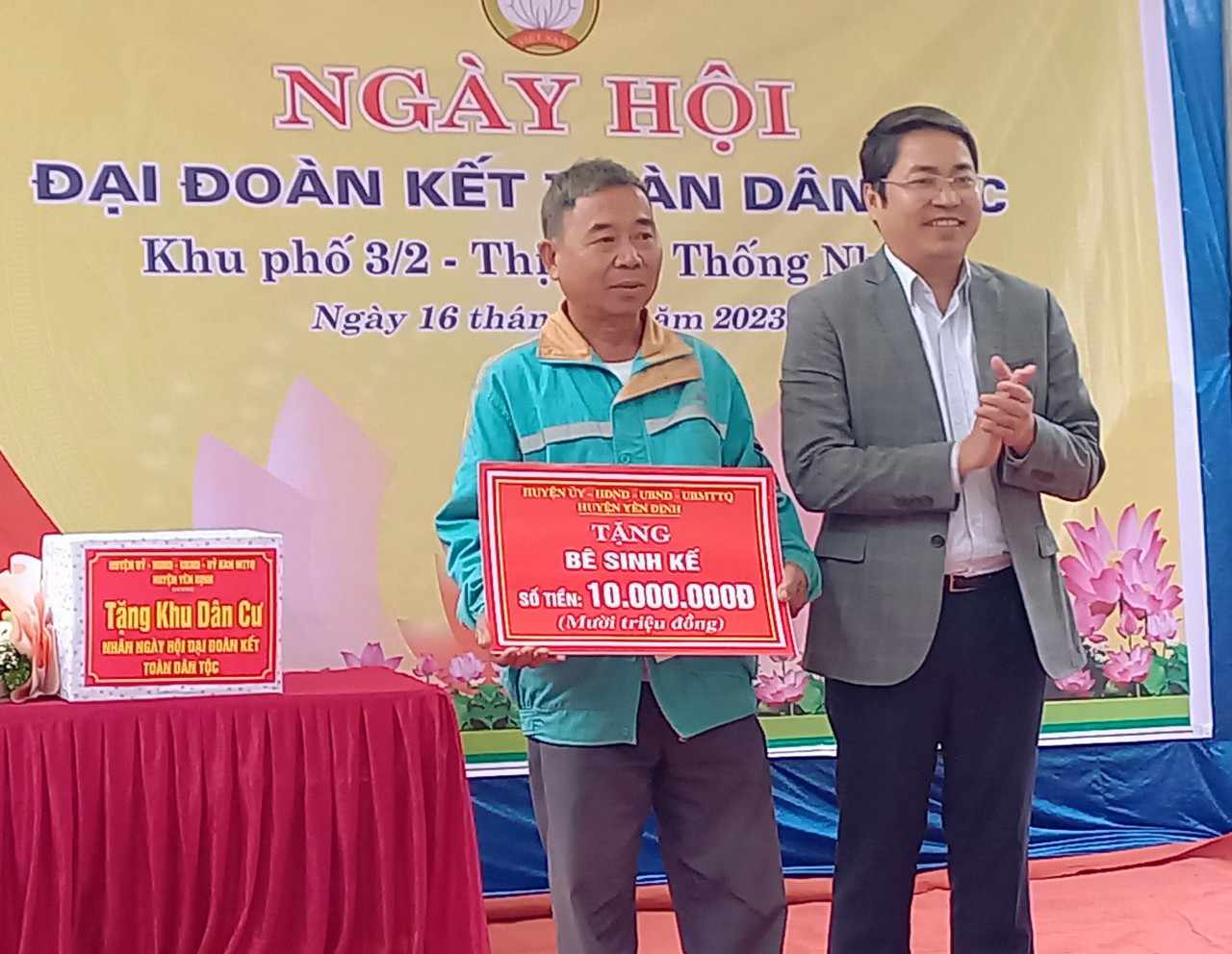 Đồng chí Phạm Tiến Dũng, Phó Bí thư Huyện ủy, Chủ tịch UBND huyện trao tiền hỗ trợ mua bê sinh kế cho gia đình ông Hồ Quang Trung.