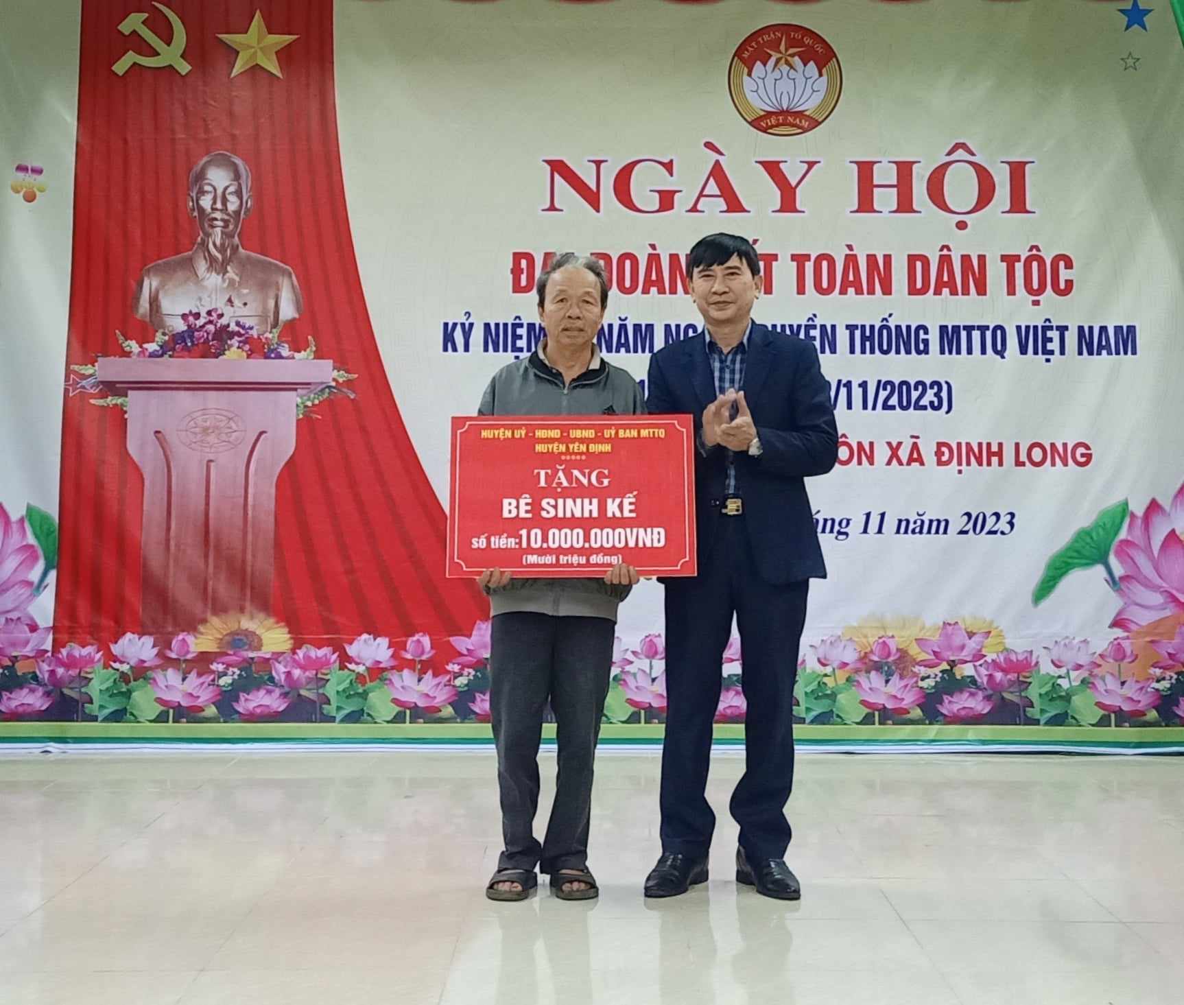 Đồng chí Lê Đức Thọ, Ủy viên Ban Thường vụ Huyện ủy, Trưởng Ban Dân vận, Chủ Tịch UBMTTQ huyện, trao tiền hỗ trợ mua bê sinh kế cho gia đình ông Trịnh Viết Được.