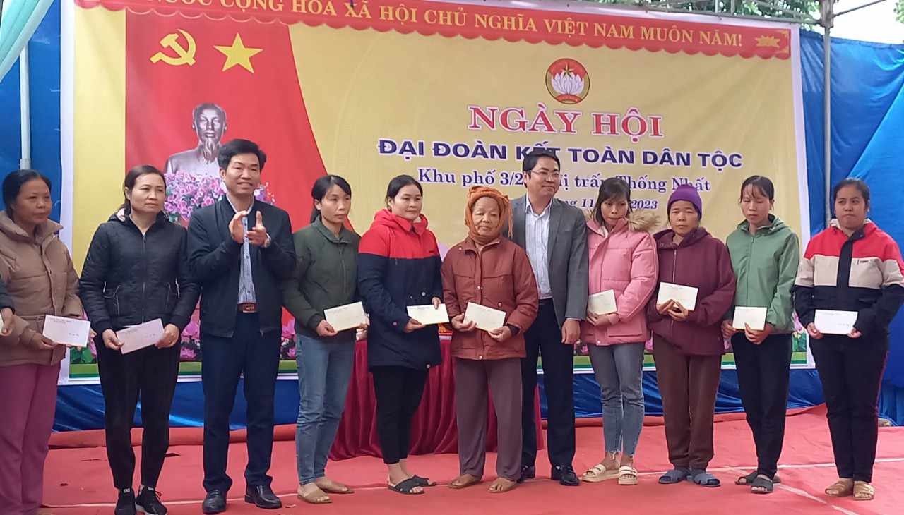 Đồng chí Phạm Tiến Dũng, Phó Bí thư Huyện ủy, Chủ tịch UBND huyện trao quà cho hộ gia đình có hoàn cảnh khó khăn.
