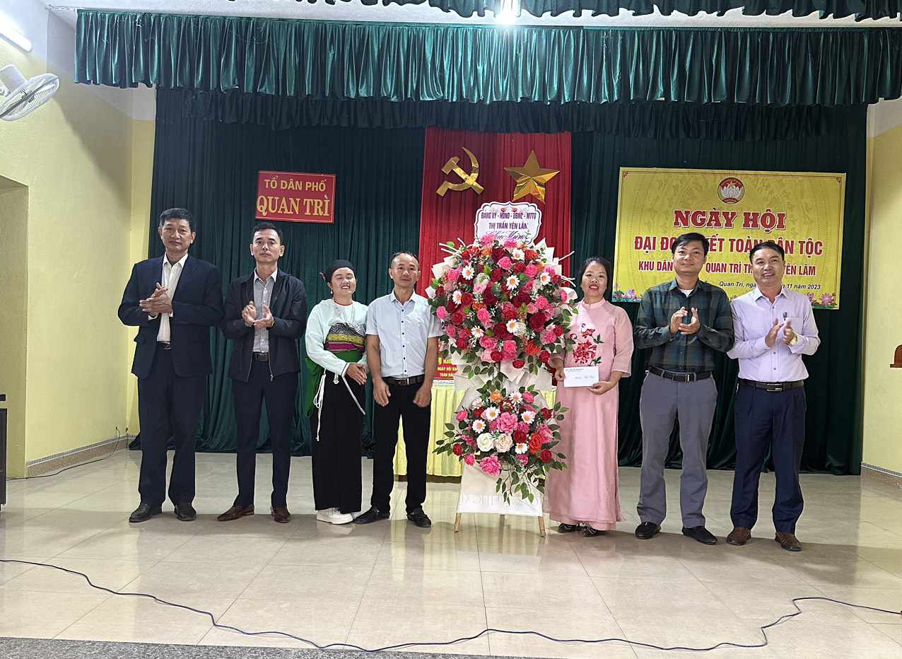 Nhân dịp này, lãnh đạo thị trấn Yên Lâm đã tặng hoa, quà cho cán bộ và nhân dân tổ dân phố Quan Trì.