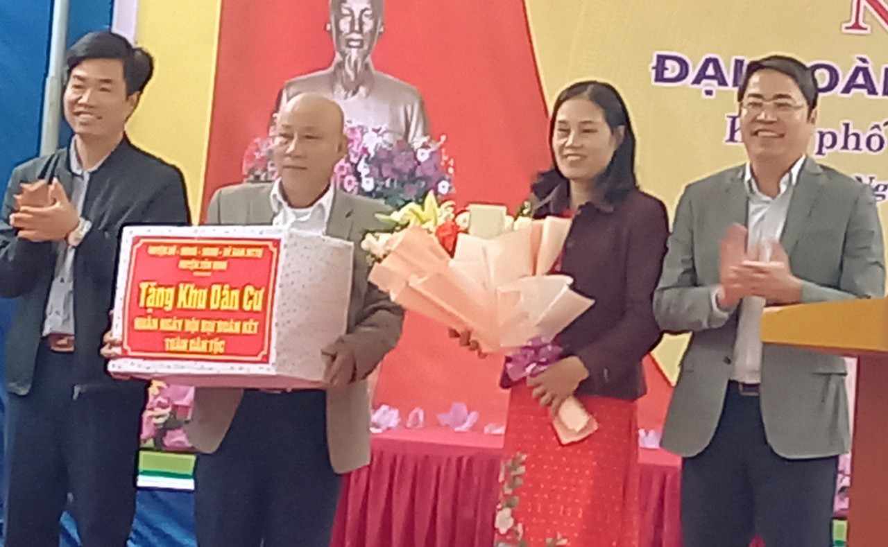 Đồng chí Phạm Tiến Dũng, Phó Bí thư Huyện ủy, Chủ tịch UBND huyện, trao cho cán bộ, Nhân khu phố 3/2.