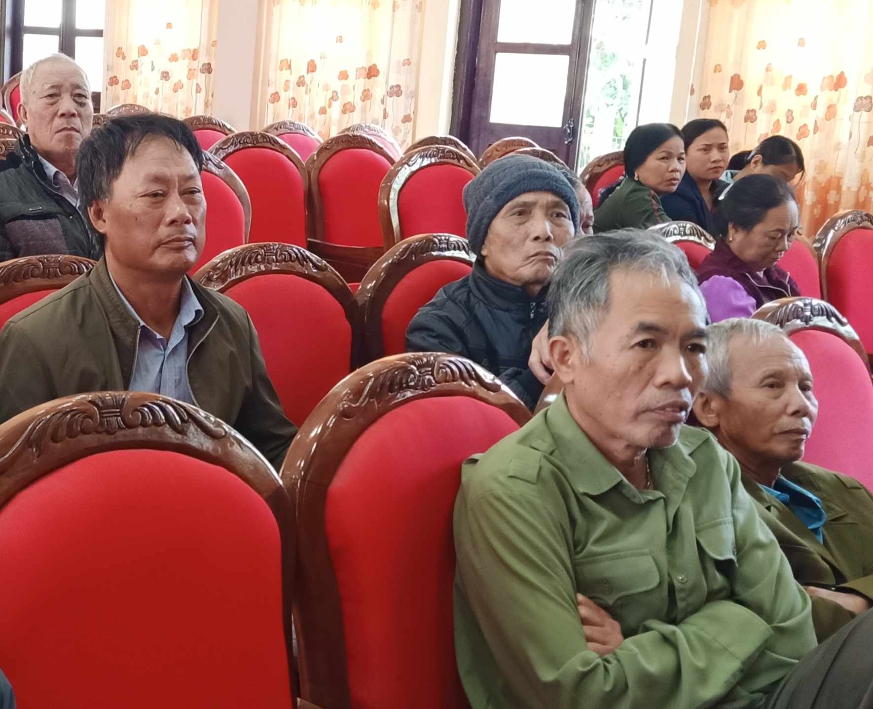 Cử tri về tham dự và phát biểu ý kiến, kiến nghị tại hội nghị.
