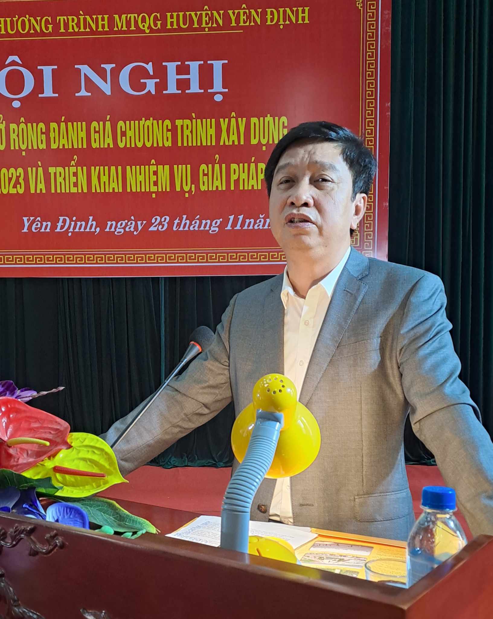 Đồng chí Trịnh Xuân Thúy- TUV, Bí thư huyện ủy- Trưởng BCĐ chương trình MTQG huyện, phát biểu kết luận hội nghị.