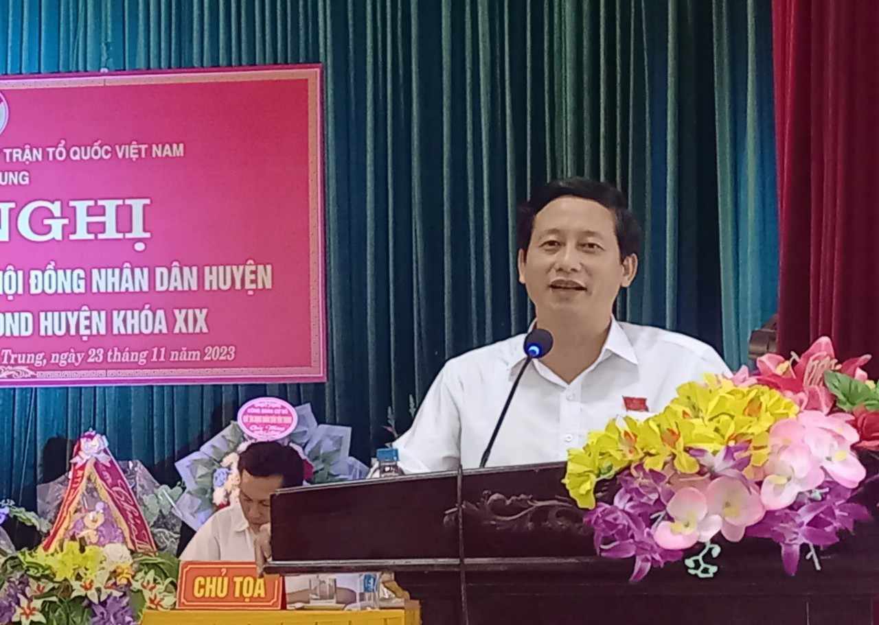 Thay mặt Tổ đại biểu HĐND huyện, đồng chí Hoàng Trung Hưng, Ủy viên BTV Huyện ủy, Trưởng Ban Tuyên giáo, Giám đốc Trung tâm Chính trị huyện, tiếp thu những ý kiến, kiến nghị của cử tri.