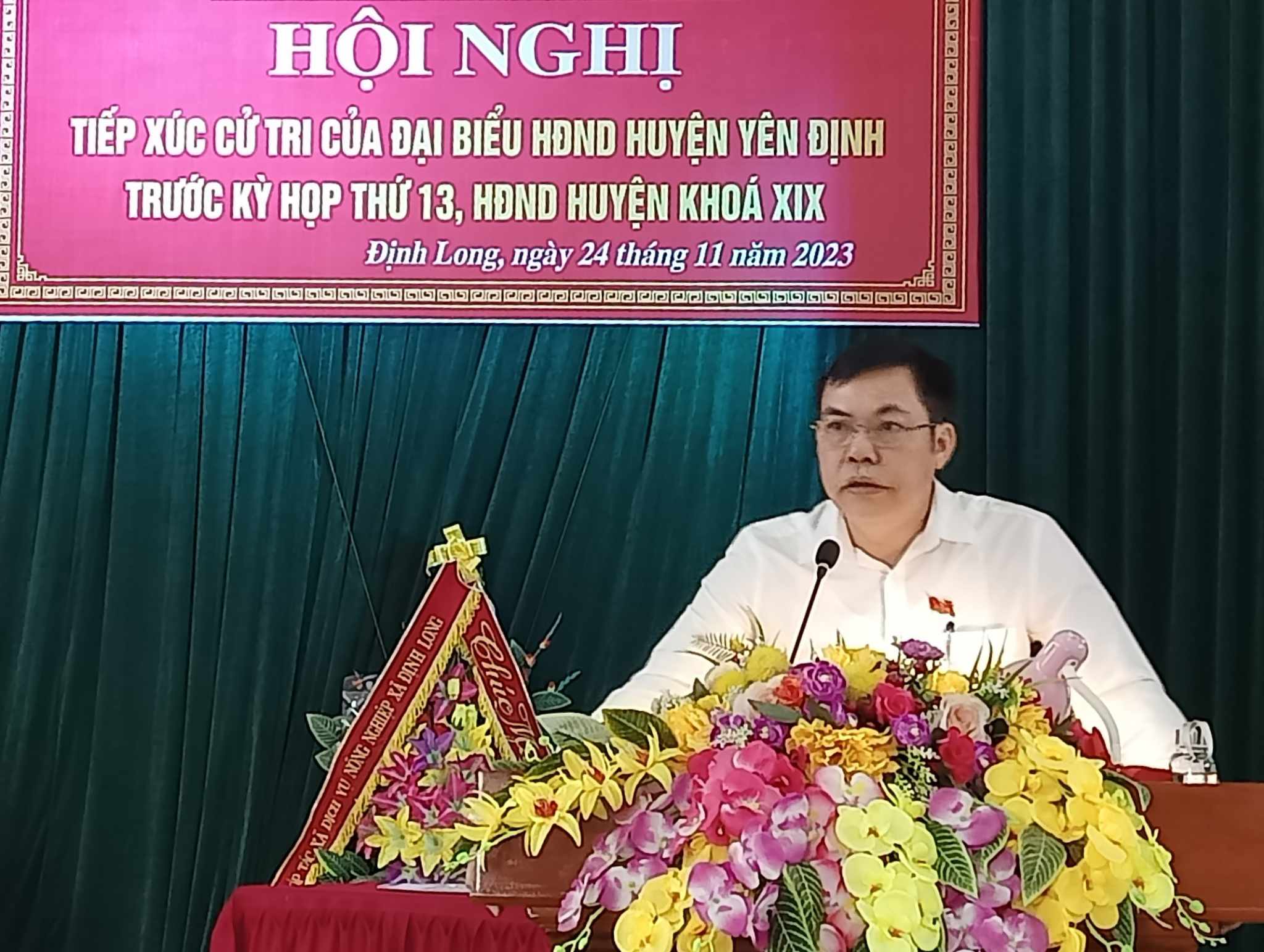 Thay mặt tổ số 7 đại biểu HĐND huyện ông Trịnh Văn Thể - TVHU, Phó Chủ Tịch HĐND huyện, tiếp thu các ý kiến, kiến nghị của cử tri tại hội nghị.
