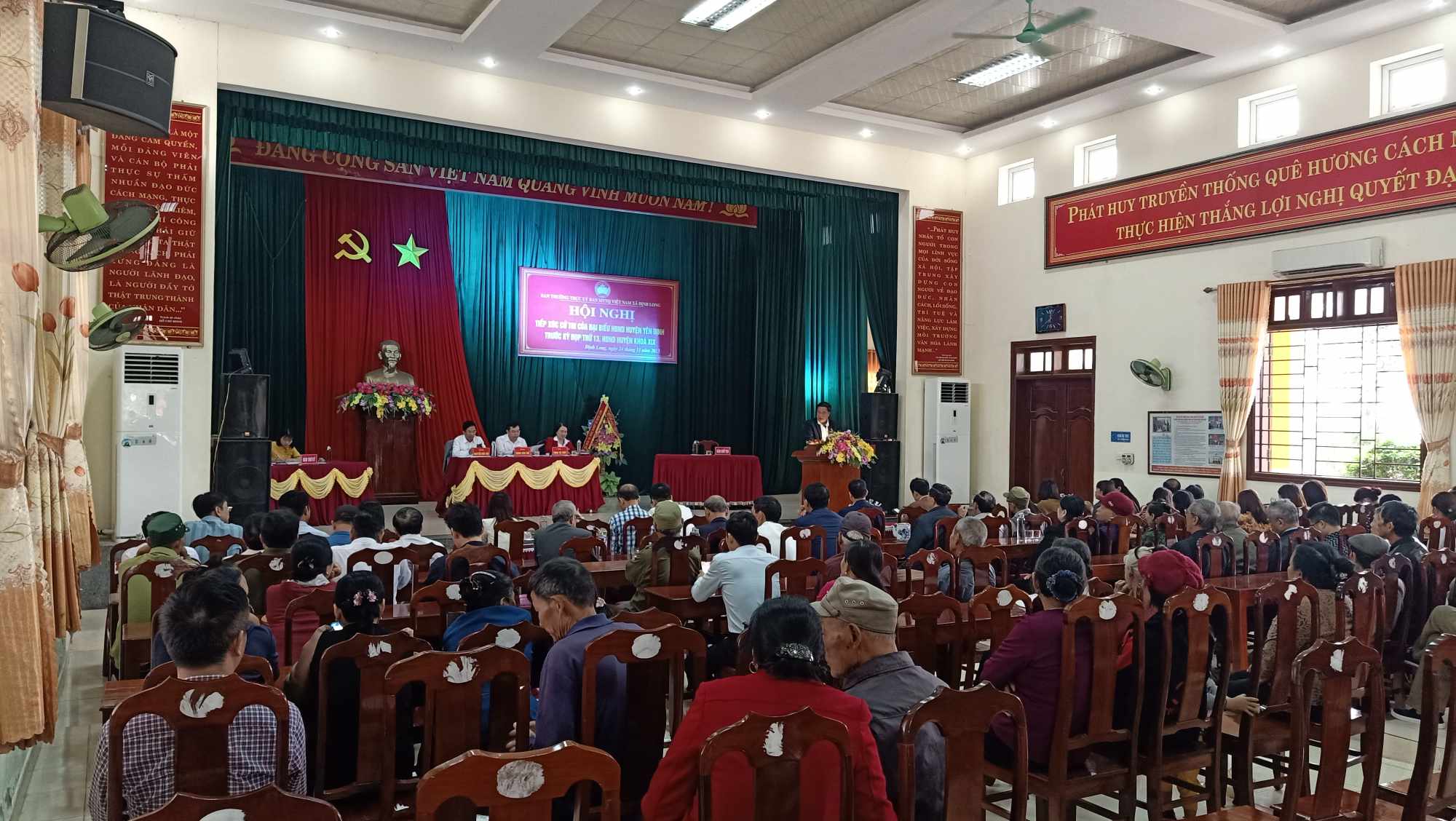 Toàn cảnh hội nghị.