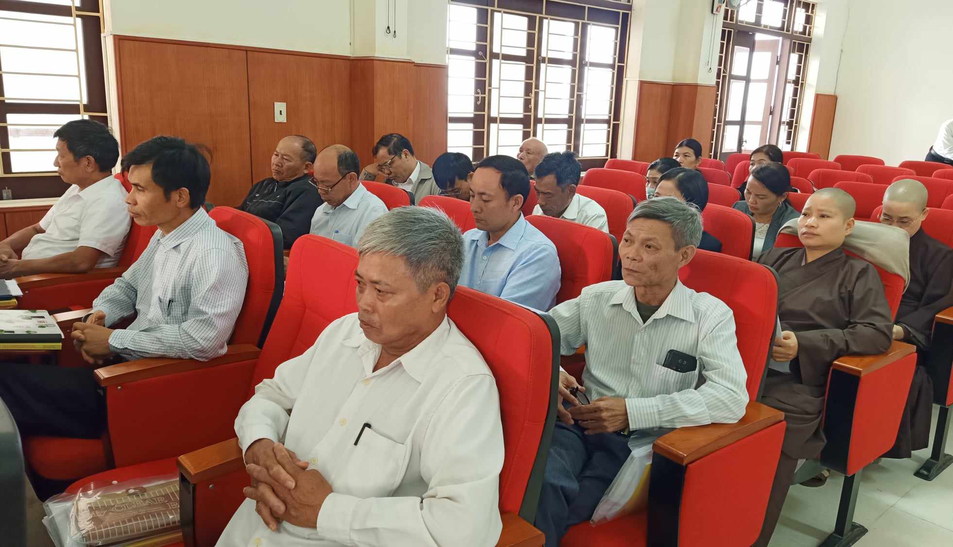 Ủy viên Ủy Ban MTTQ huyện khóa X tham dự hội nghị.