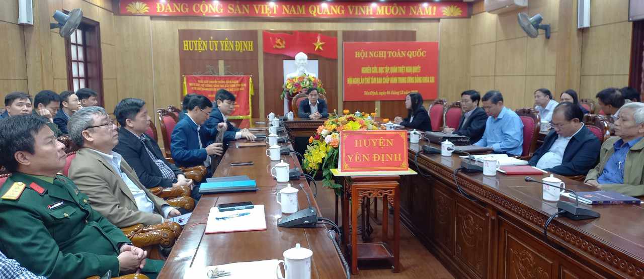 Toàn cảnh đại biểu tham dự tại điểm cầu Huyện ủy.