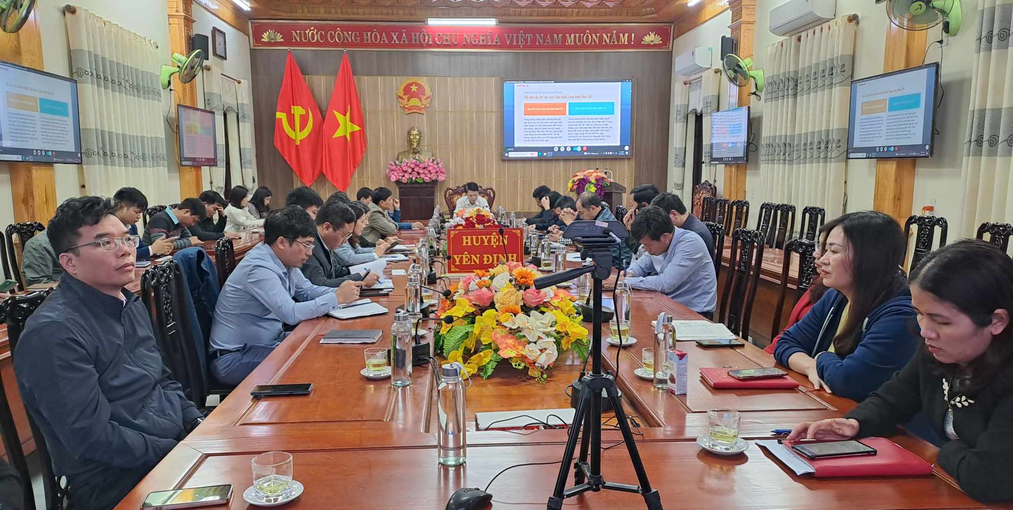Toàn cảnh đại biểu tham dự tại điểm cầu UBND huyện.