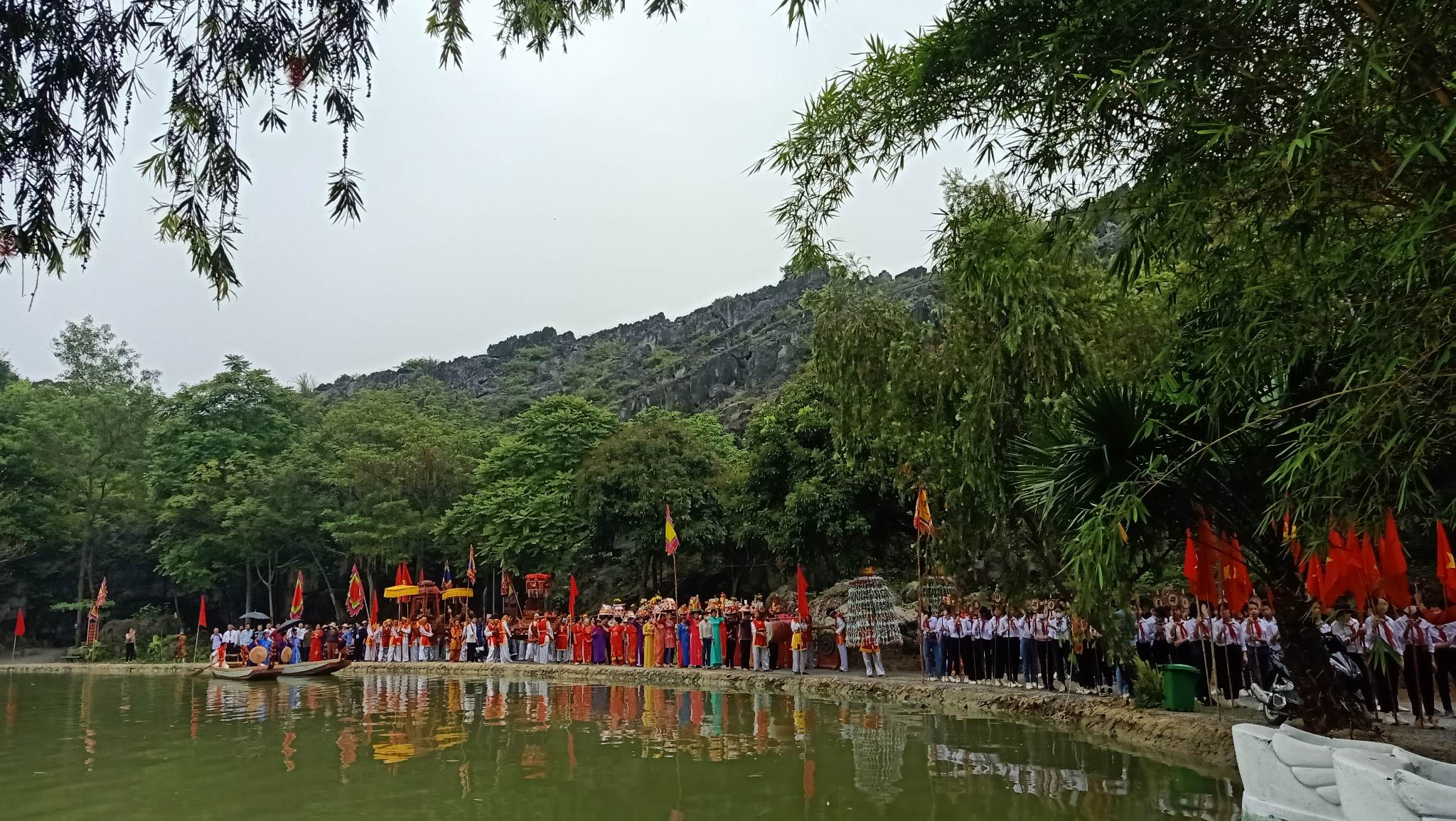 Hàng năm dù bận rộn đến đâu thì vào dịp đầu năm mới thì mọi người đều thu xếp công việc để đi dâng hương, vãn cảnh tại nhiều ngôi đền, chùa trên địa bàn huyện.