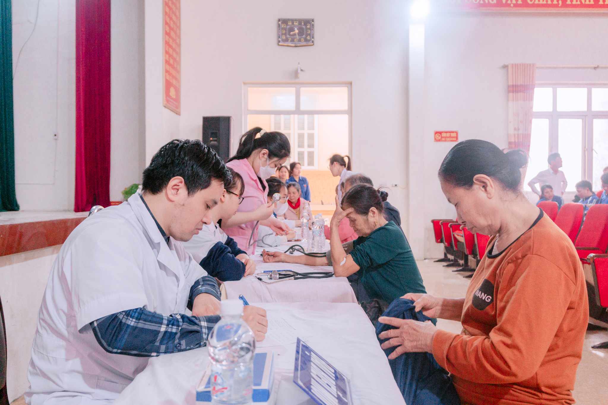 Đội ngũ Y Bác sỹ của Bệnh viện Đa khoa Trí Đức Thành tổ chức khám, tư vấn và cấp thuốc miễn phí cho các gia đình chính sách, người cao tuổi trên địa bàn xã Yên Thịnh.