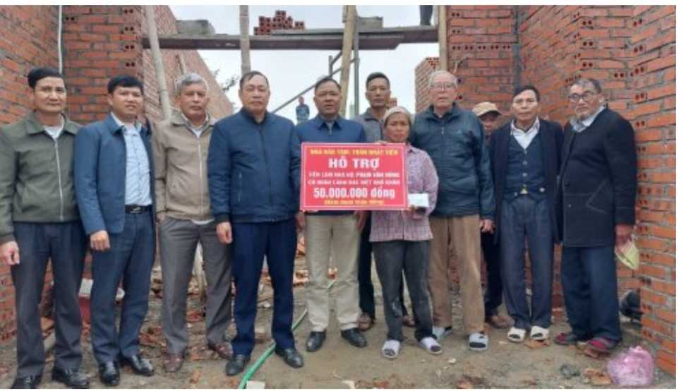 Đại diện lãnh đạo xã Định Công đã tổ chức trao tiền xây dựng nhà ở cho hộ gia đình ông Phạm Văn Hùng có hoàn cảnh đặc biệt khó khăn ở thôn Cẩm Trướng 2.