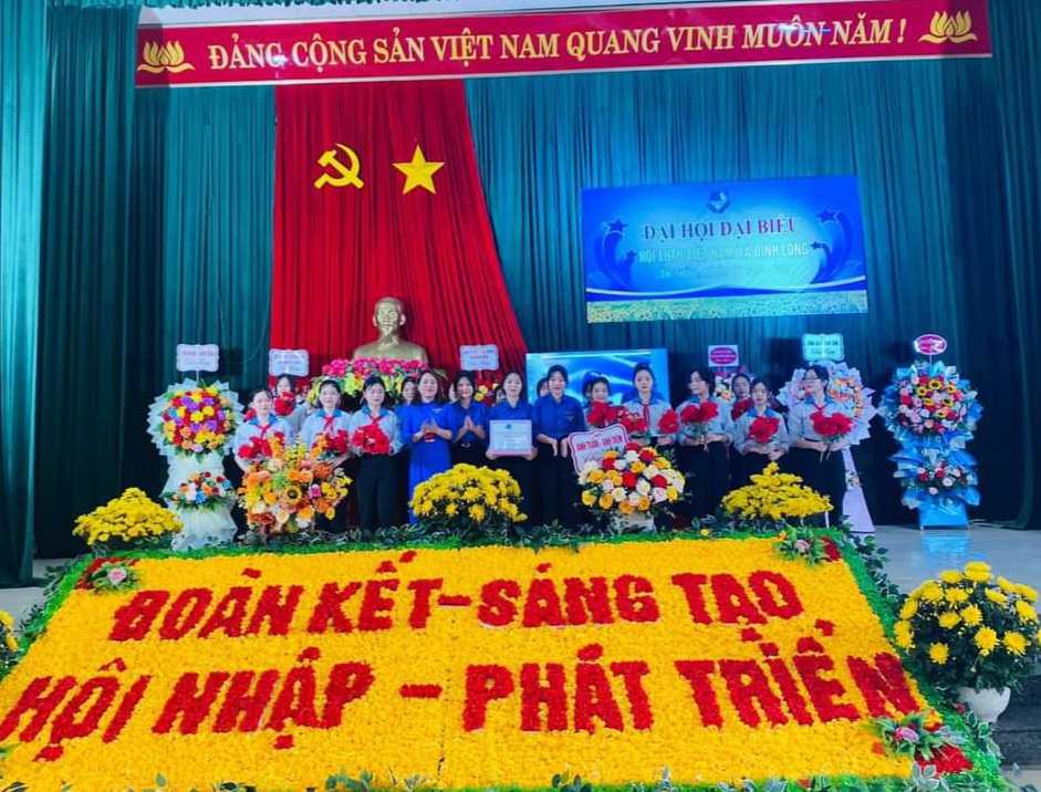 Đại diện thanh thiếu niên nhi đồng trong xã chúc mừng Đại hội.