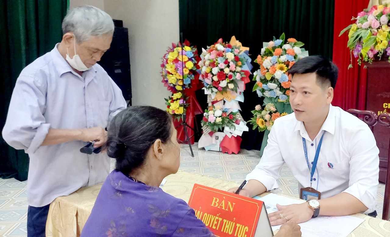 Một số hình ảnh cán bộ Chi nhánh Văn phòng Đăng đất đai huyện Yên Định, thực hiện Chương trình “Ngày thứ Bảy tình nguyện giúp Nhân dân giải quyết thủ tục hành chính” tại thị trấn Quán Lào.