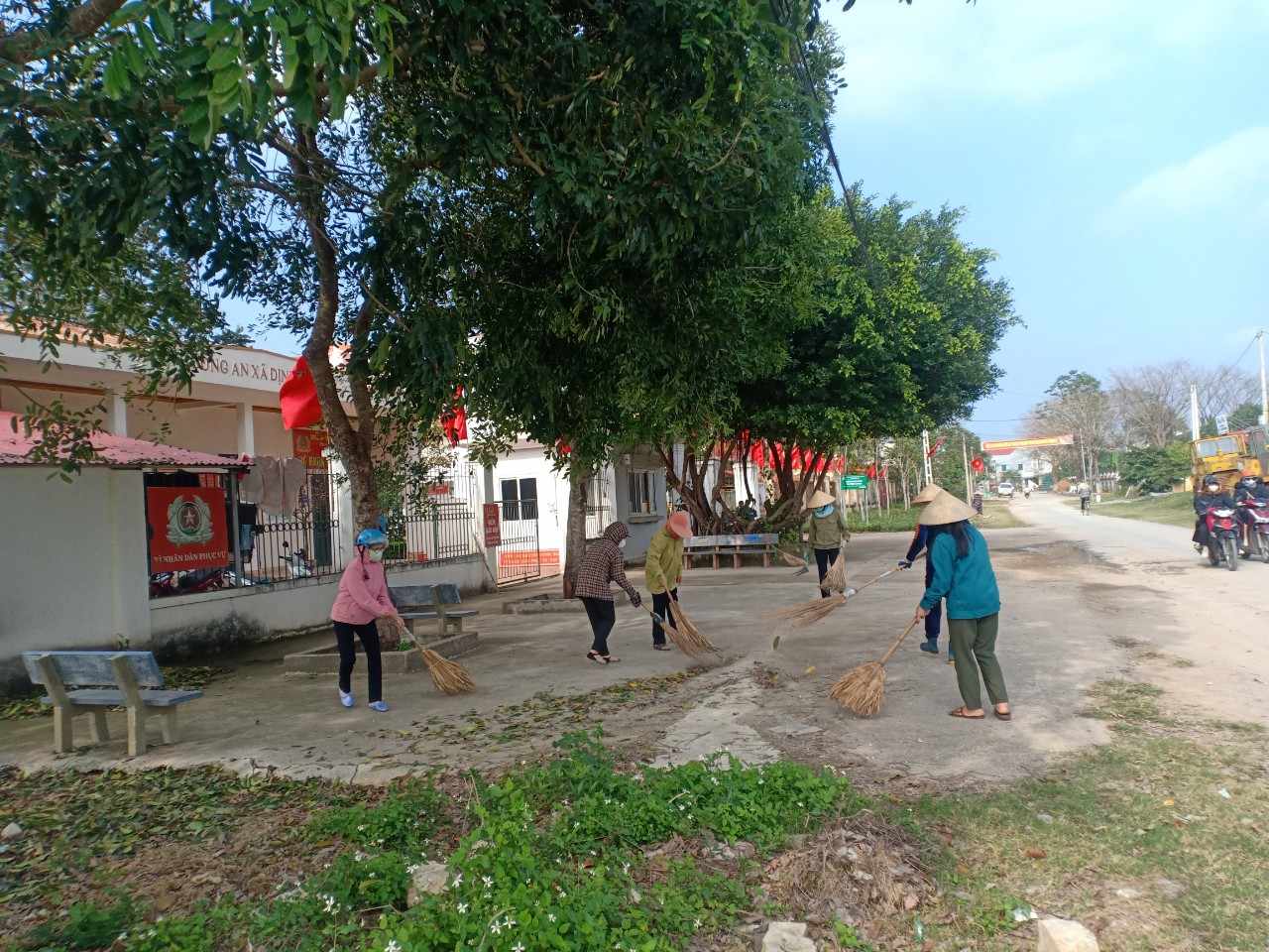 Hội LHPN xã Định Công hưởng ứng mô hình “Ngày chủ nhật xanh”, hàng tuần tham gia tổng dọn vệ sinh đường làng, ngõ xóm.