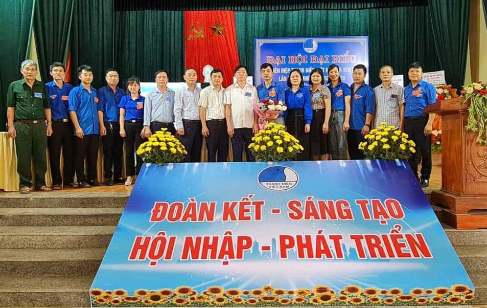 Lãnh đạo tặng hoa chúc mừng BCH khóa mới.