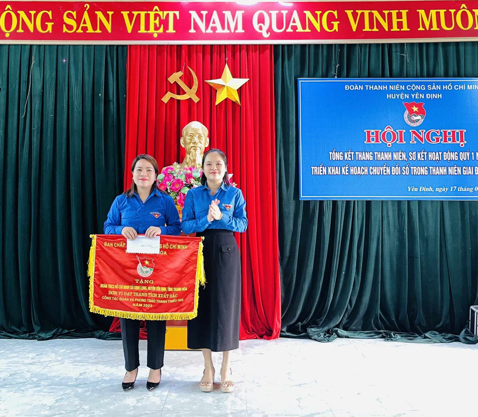 Một số hình ảnh khen thưởng tại hội nghị.