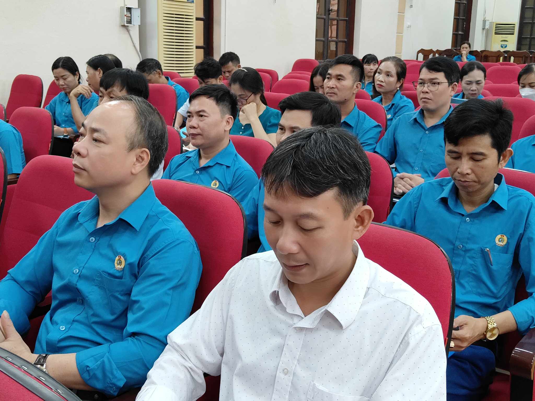 Đại biểu công đoàn cơ sở tham dự buổi lễ.