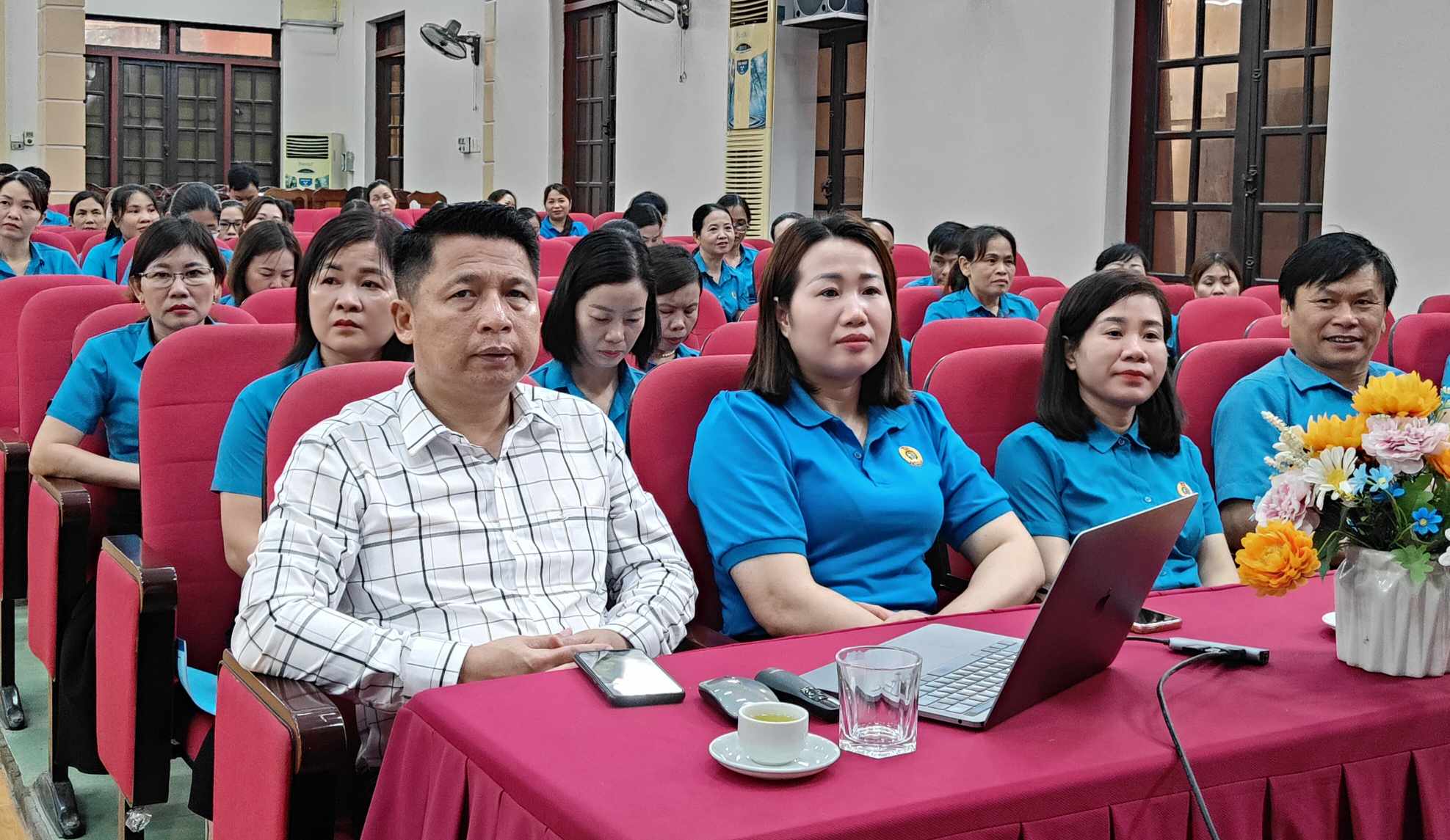Đại biểu tham dự buổi lễ.
