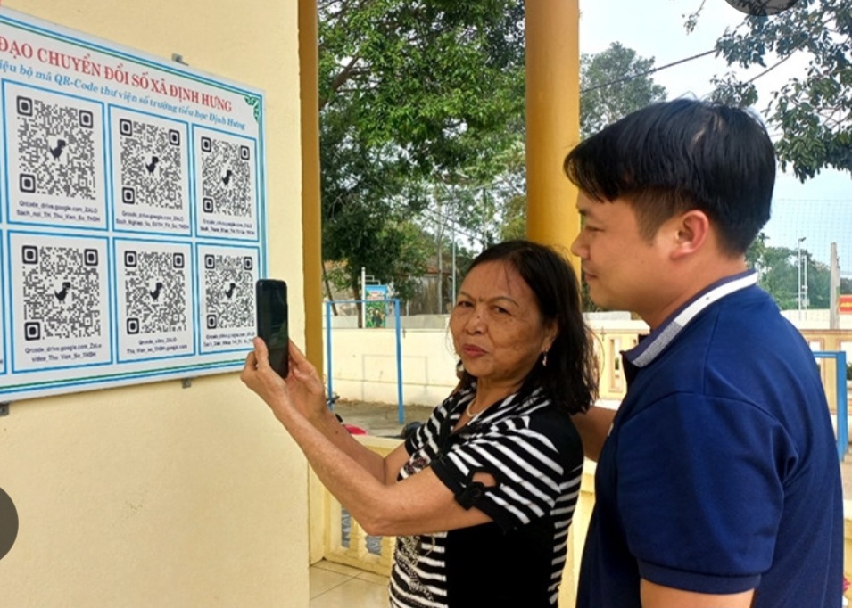 Người dan quét tài liệu qua mã QR - Code