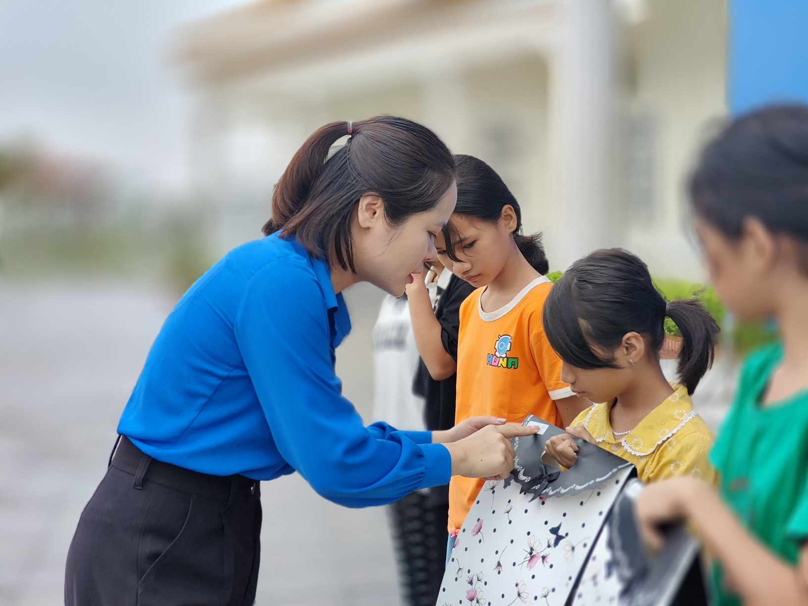 Đại diện lãnh đạo huyện Đoàn trao quà cho các em học sinh có hoàn cảnh khó khăn trên địa bàn thị trấn Quán Lào.