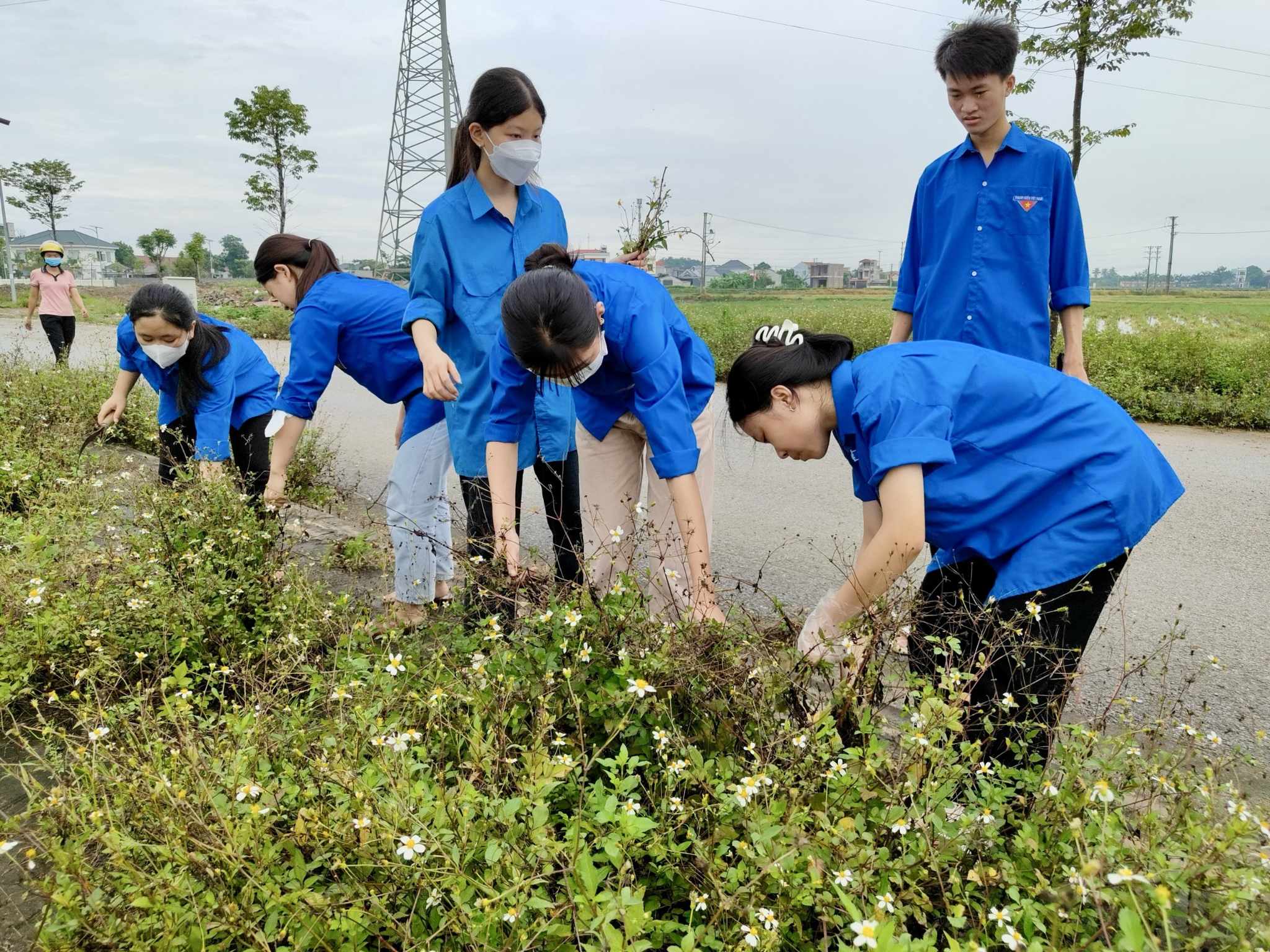 Một số hình ảnh Ngay sau Lễ ra quân, cán bộ, đoàn viên thanh niên đã tham gia tổng dọn vệ sinh môi trường xung quanh khu vực Quảng trường bà Triệu.