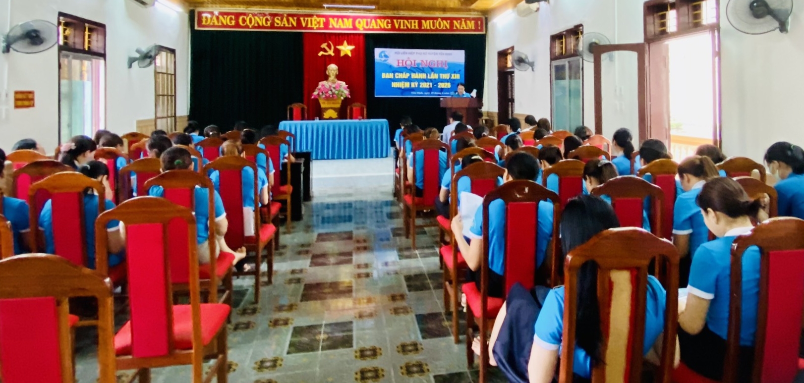 Toàn cảnh hội nghị.