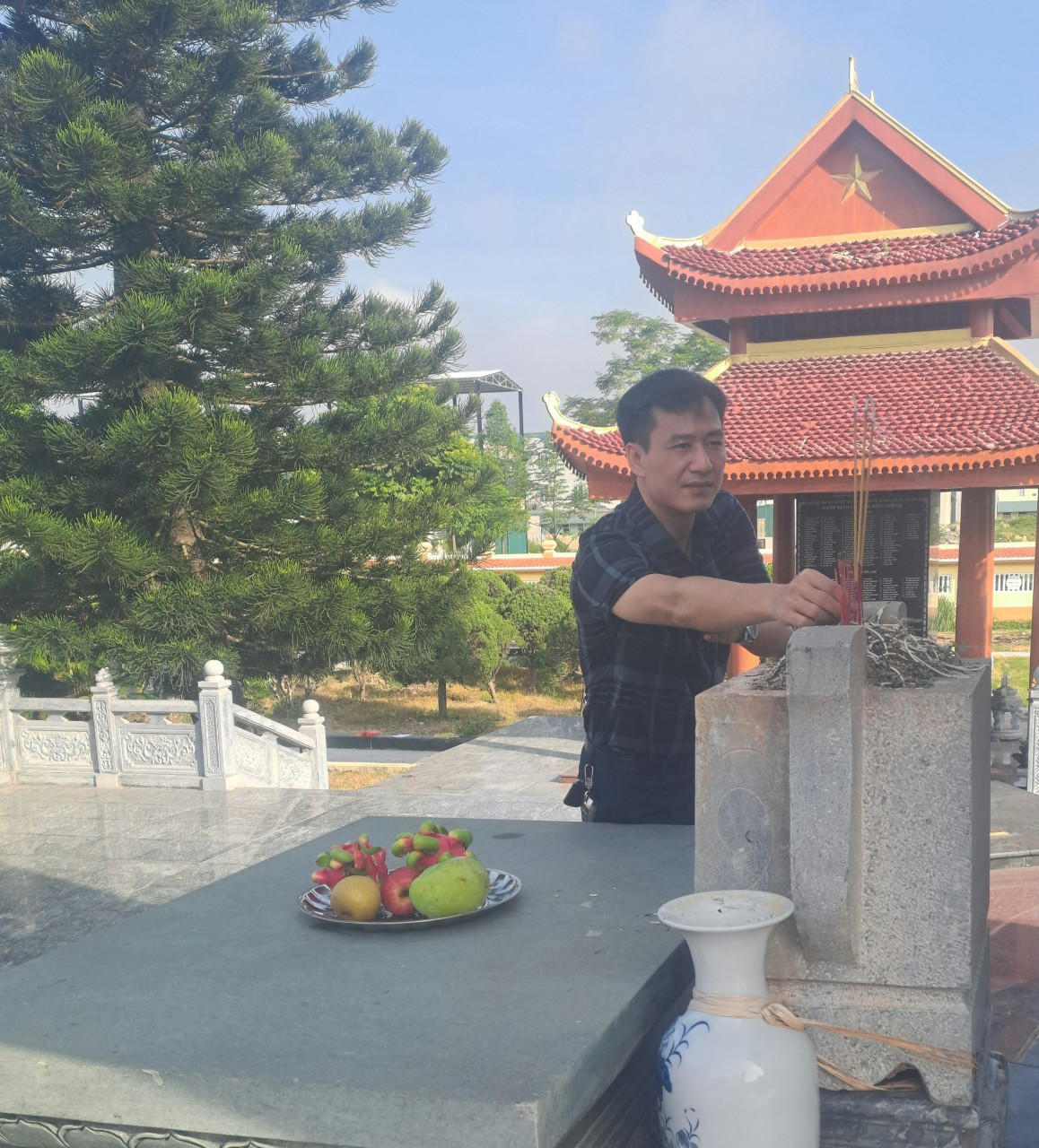 Một số hình ảnh Trung tâm Viettel Yên Định: Dâng hương tưởng niệm các anh hùng liệt sĩ và thay 240 cụm hoa sen mộ liệt sĩ tại Nghĩa trang huyện .