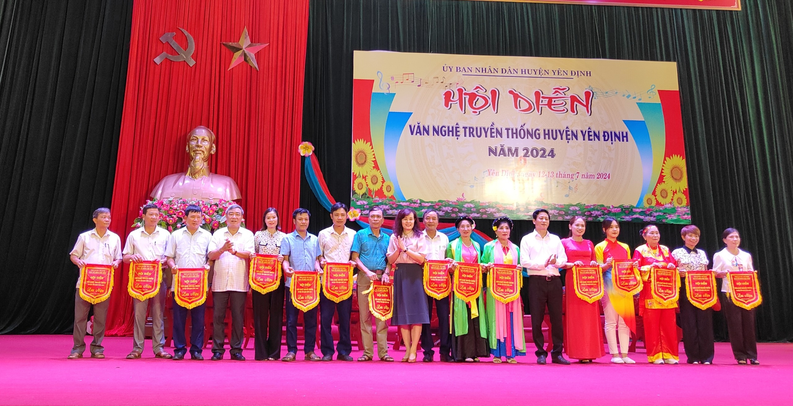 Các đồng chí lãnh đạo huyện trao cờ lưu niệm cho các đơn vị tham gia Hội diễn.