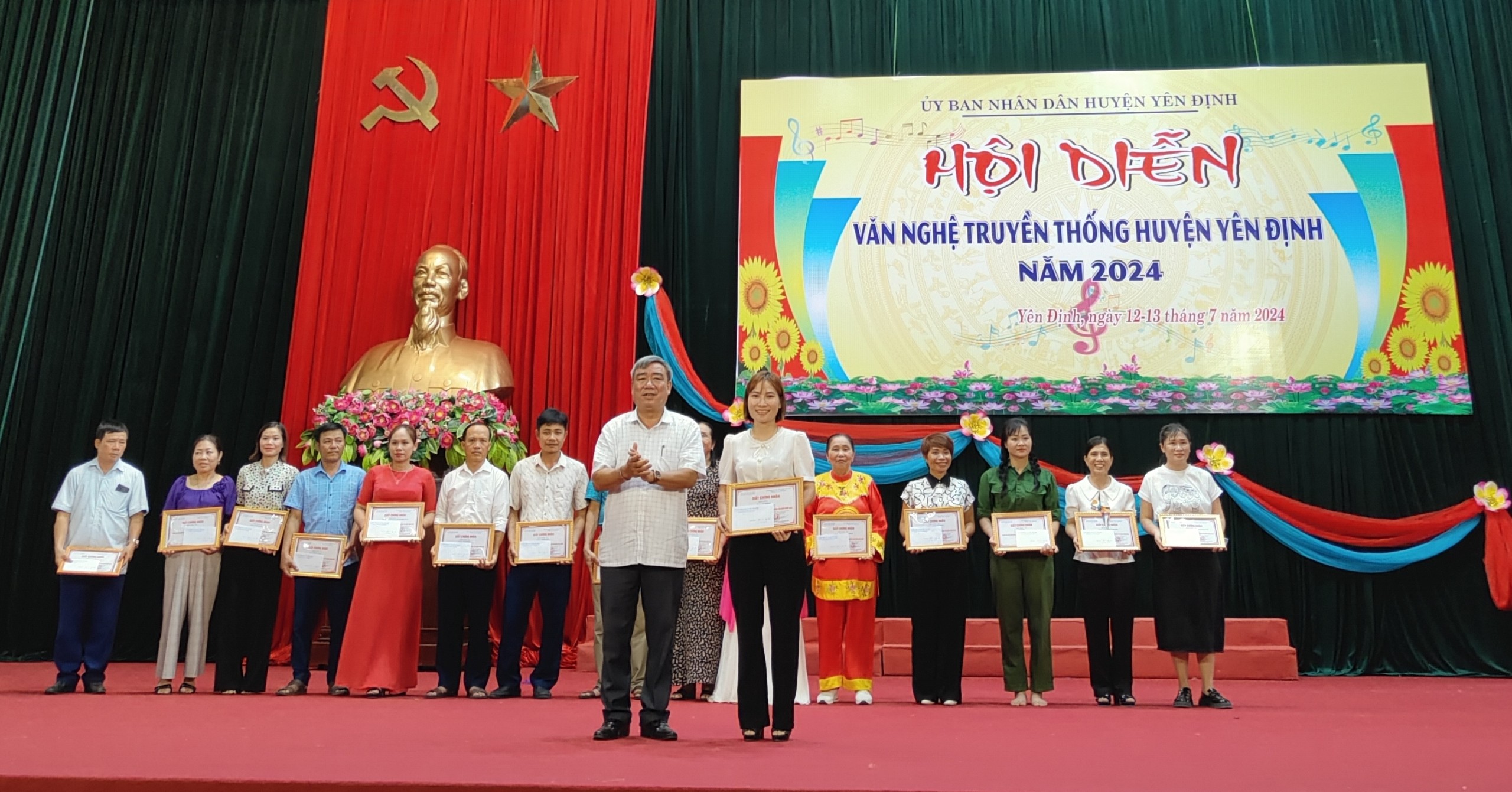 Ban Tổ chức đã trao giải A cho đơn vị xã Định Long.