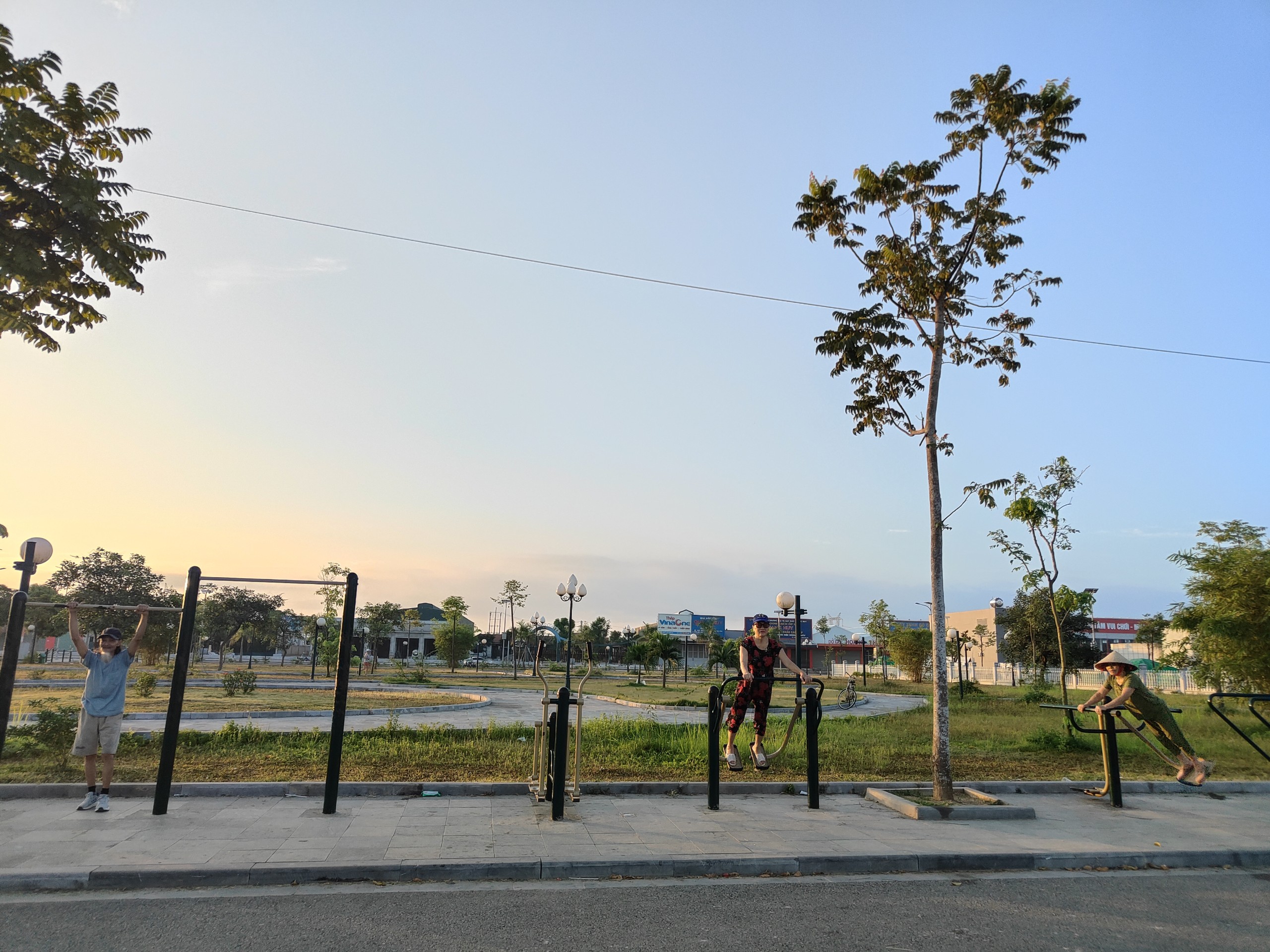 Khu tập thể thao ngoài trời thu hút đông đảo người dân tham gia luyện tập.