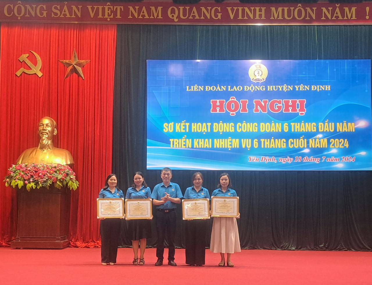 Đại diện LĐLĐ tỉnh và LĐLĐ buyện trao tăng bằng khen cho các tập thể cá, nhân 6 tháng đầu năm 2024.