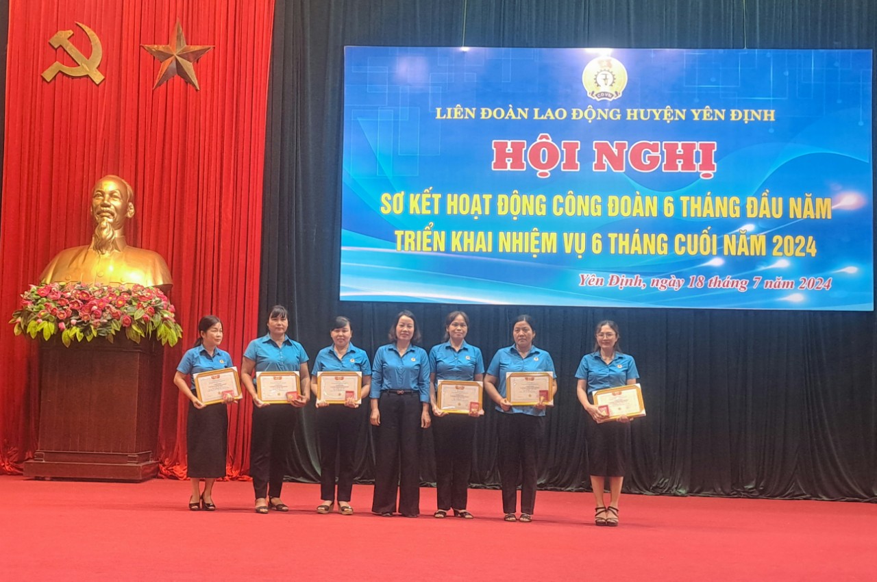 Đ/c Trịnh Thị Hoa- phó CT LĐLĐ Tỉnh tặng kỷ niệm chương cho các cá nhân và trao cờ thi đua cho Trường TH CS Lê Đình Kiên.