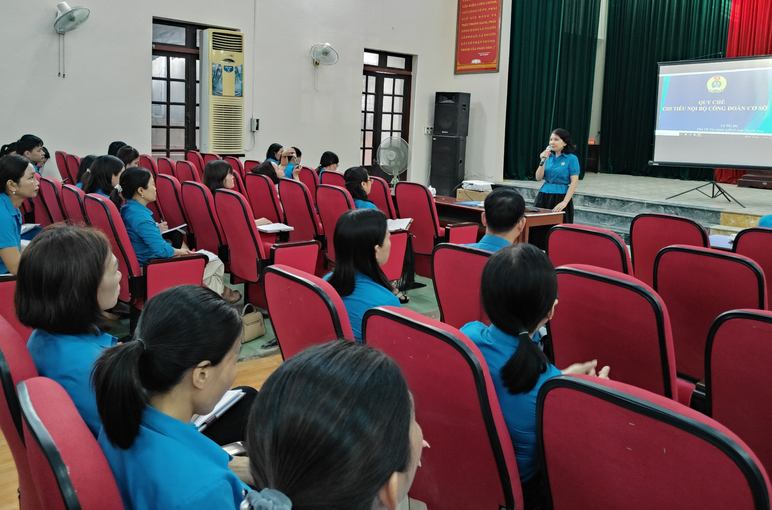 Đại diện cán bộ LĐLĐ tỉnh triển khai các nội dung tại hội nghị.