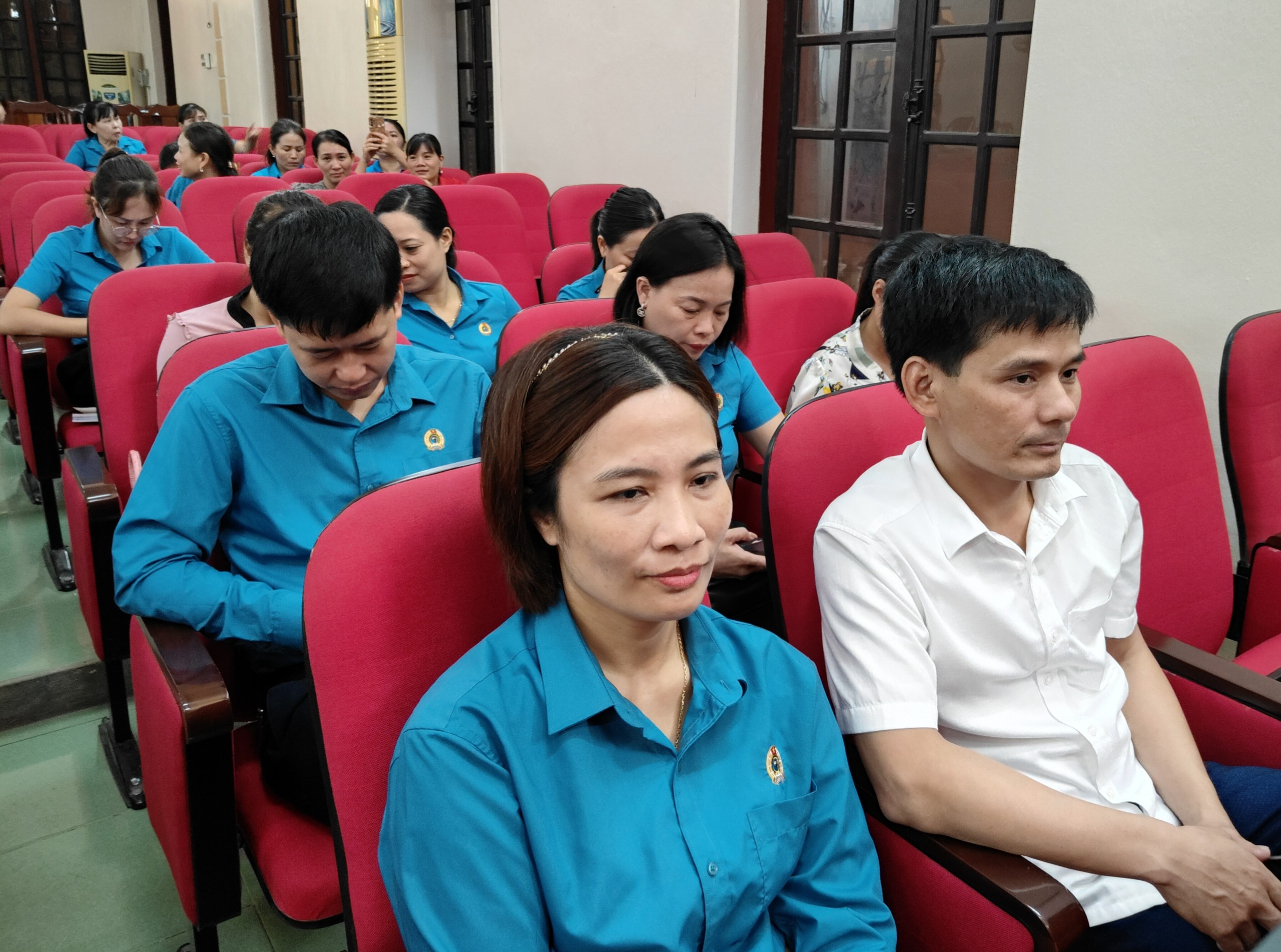Cán bộ CĐCS dự tại hội nghị.